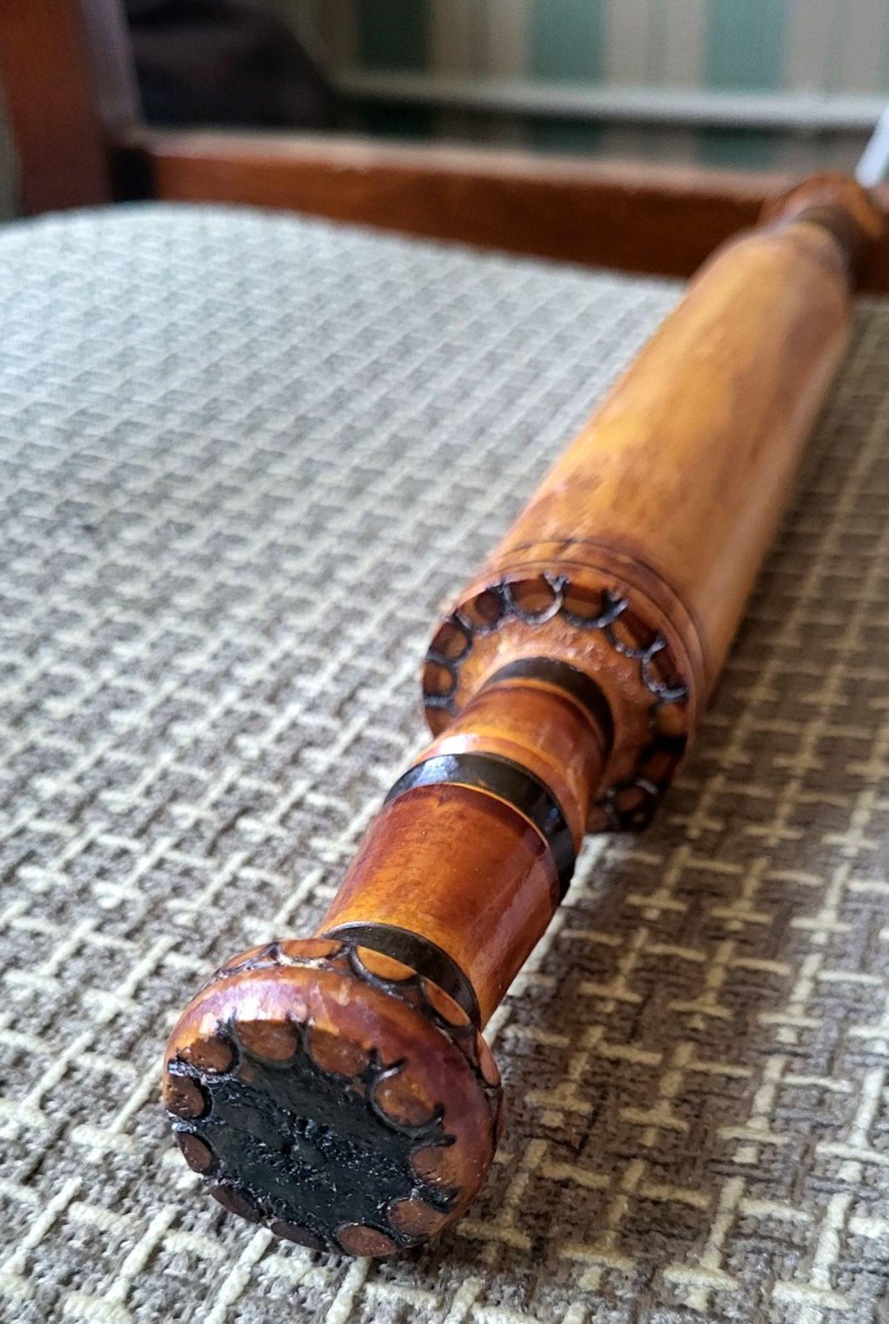 Metà XX secolo Mattarello rustico in legno intagliato a mano di epoca sovietica, anni '50 - 1J201 in vendita