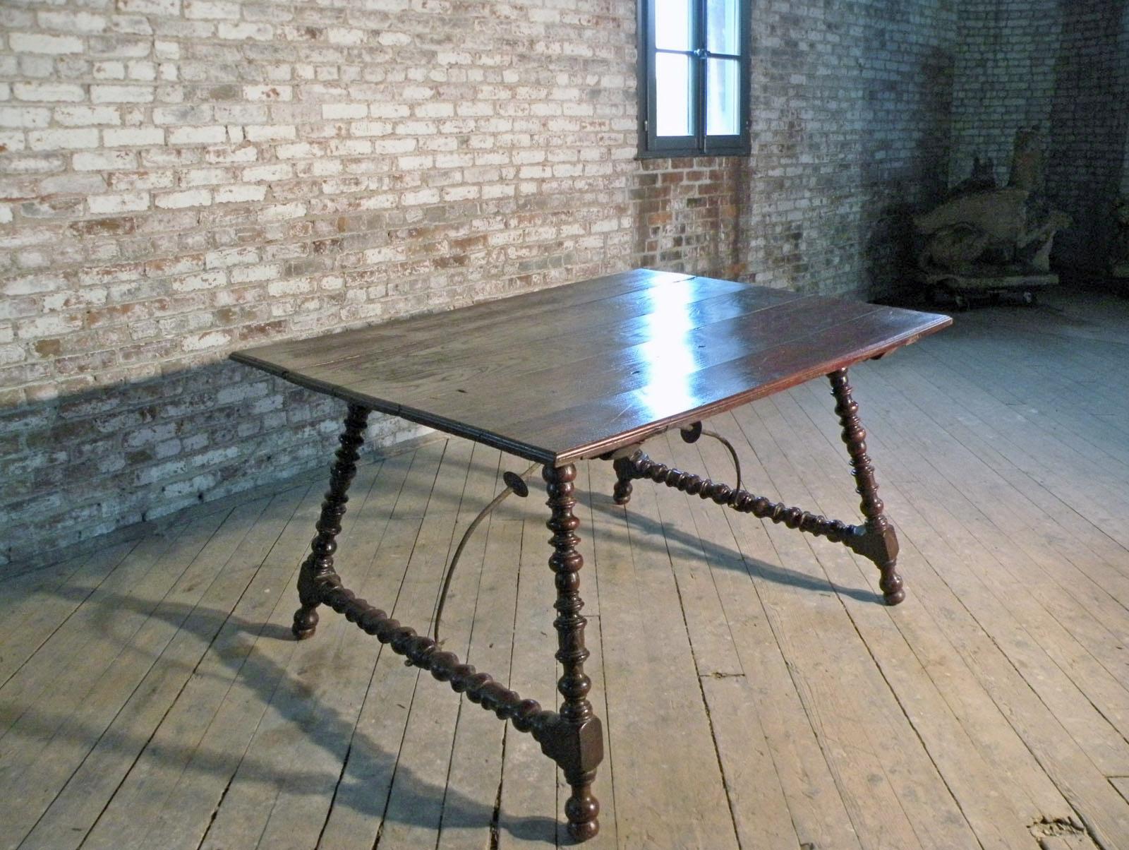 Espagnol Table de salle à manger ou de centre rustique espagnole du 18e siècle en châtaignier en vente