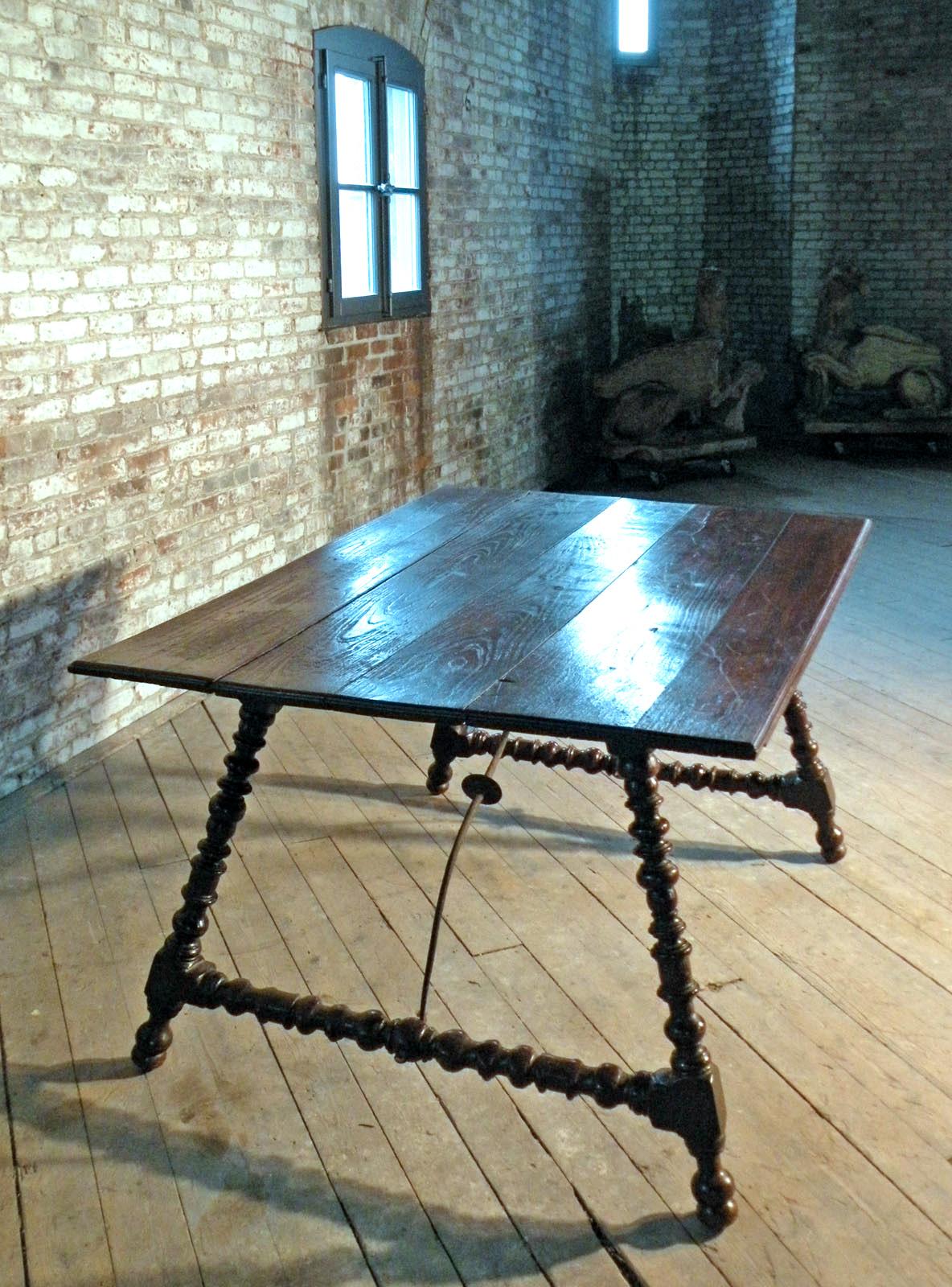 Table de salle à manger ou de centre rustique espagnole du 18e siècle en châtaignier Bon état - En vente à Troy, NY
