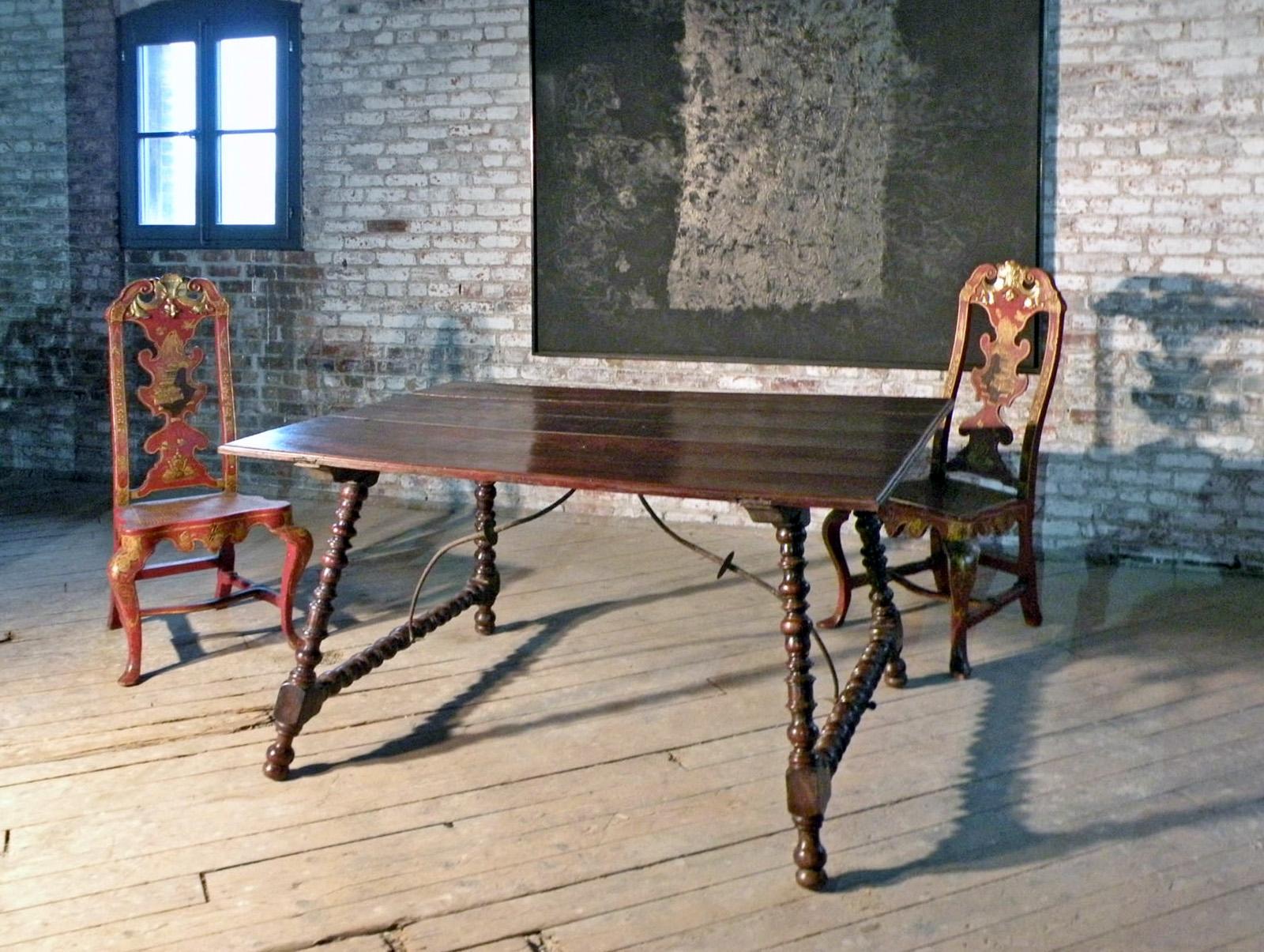 Fer forgé Table de salle à manger ou de centre rustique espagnole du 18e siècle en châtaignier en vente
