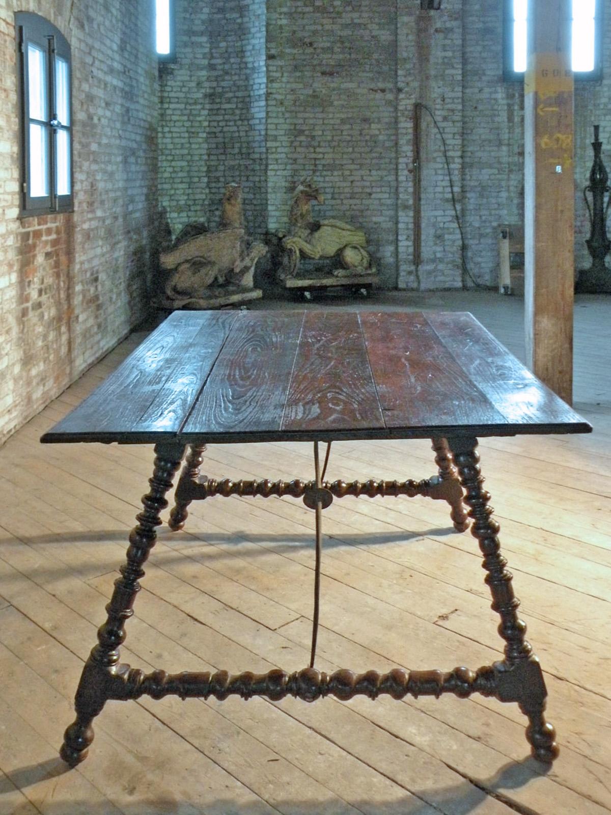 Table de salle à manger ou de centre rustique espagnole du 18e siècle en châtaignier en vente 2