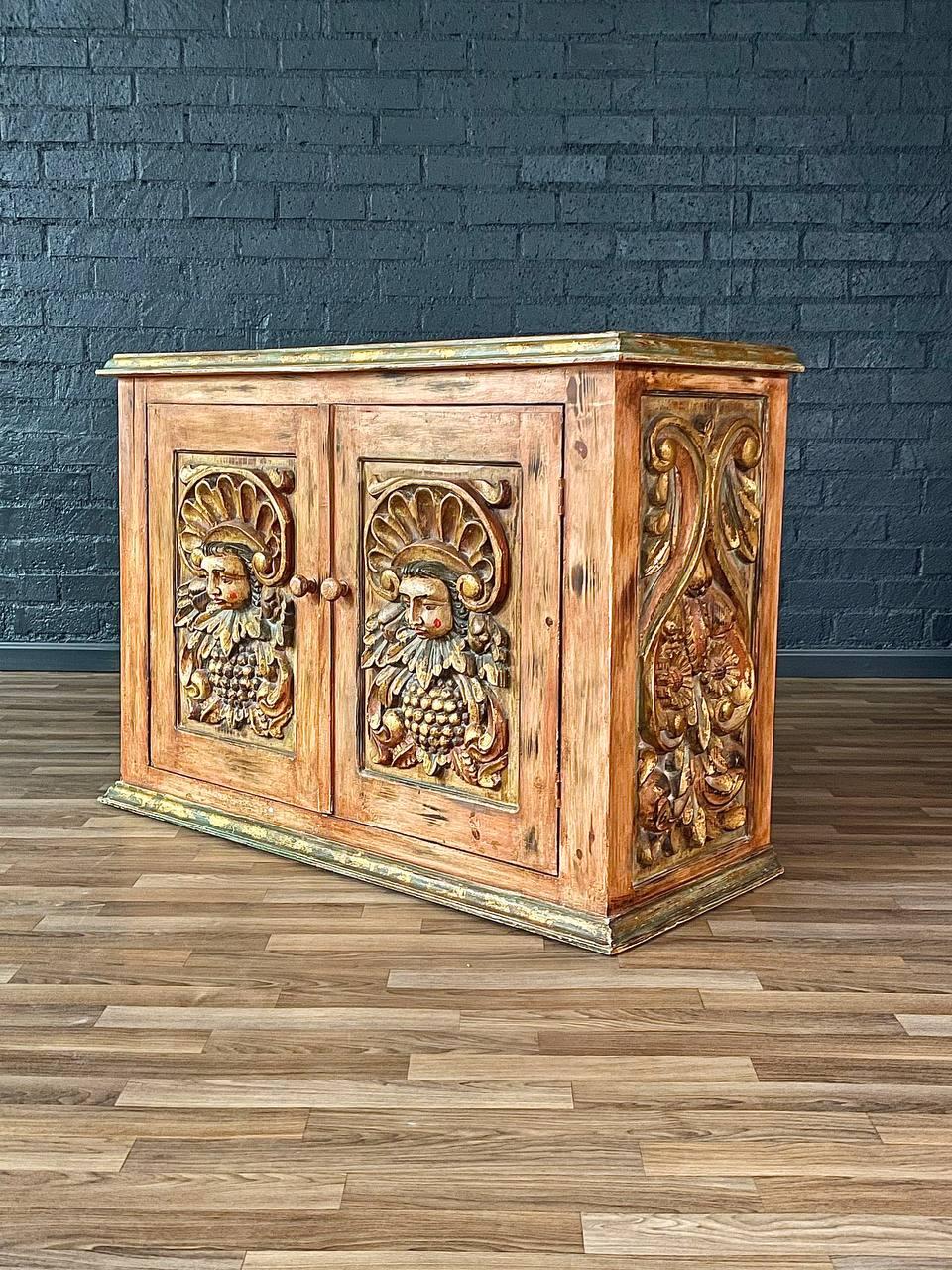 Cattura il charme dell'artigianato messicano in stile hacienda con questo mobile rustico spagnolo Coloni, risalente agli anni '60. Sapientemente intagliato a mano in pino massiccio rustico, questo pezzo presenta un'intricata lavorazione a rilievo