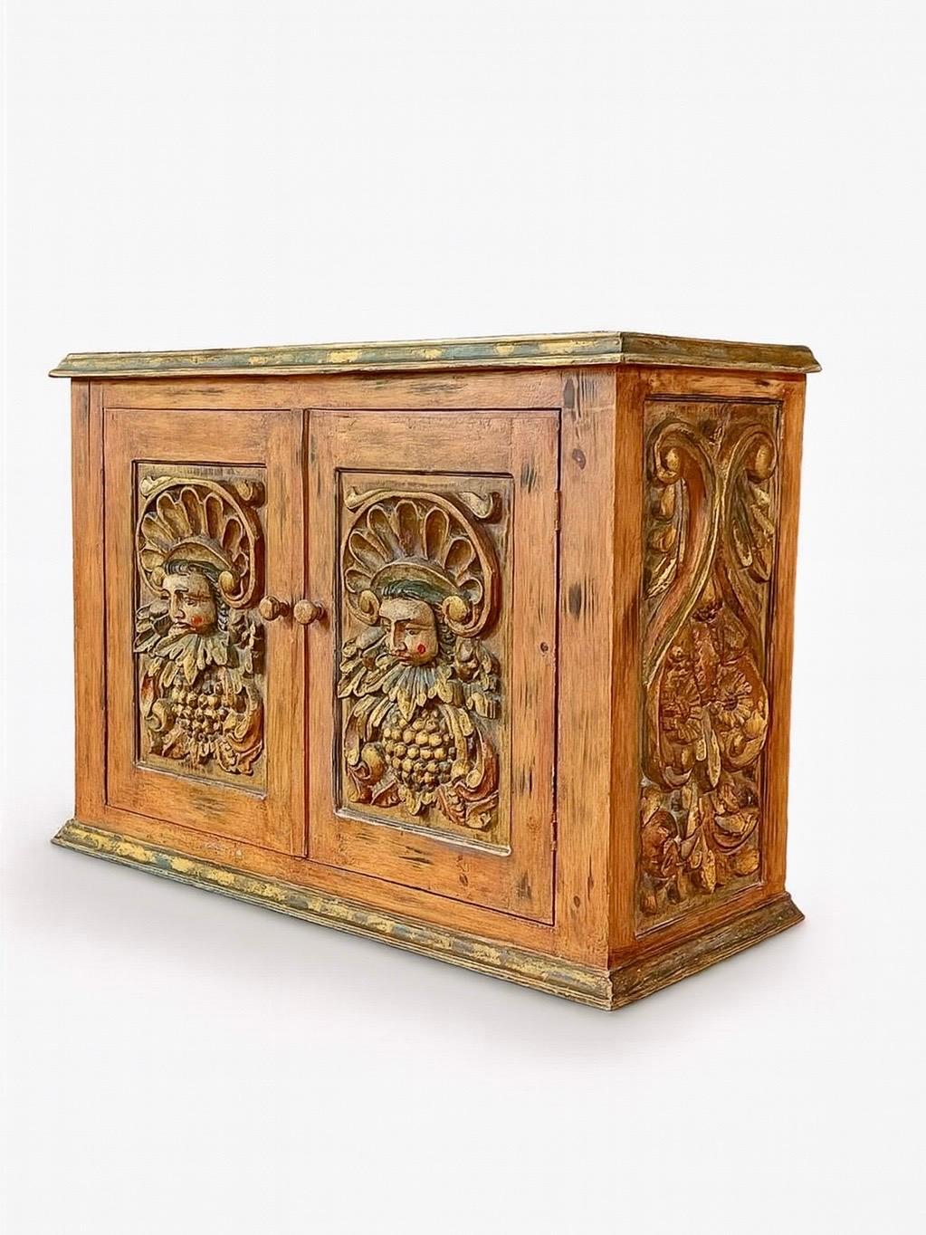 Condizioni: Condizioni originali d'epoca

Materiali: Finitura originale in legno di pino rustico 
Stile: Revival Coloniale Spagnolo 

Cattura il charme dell'artigianato messicano in stile hacienda con questo mobile rustico spagnolo Coloni, risalente