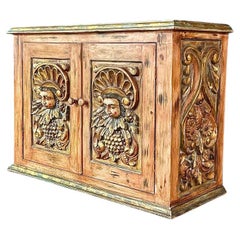 Armoire coloniale espagnole rustique avec visages sculptés à la main