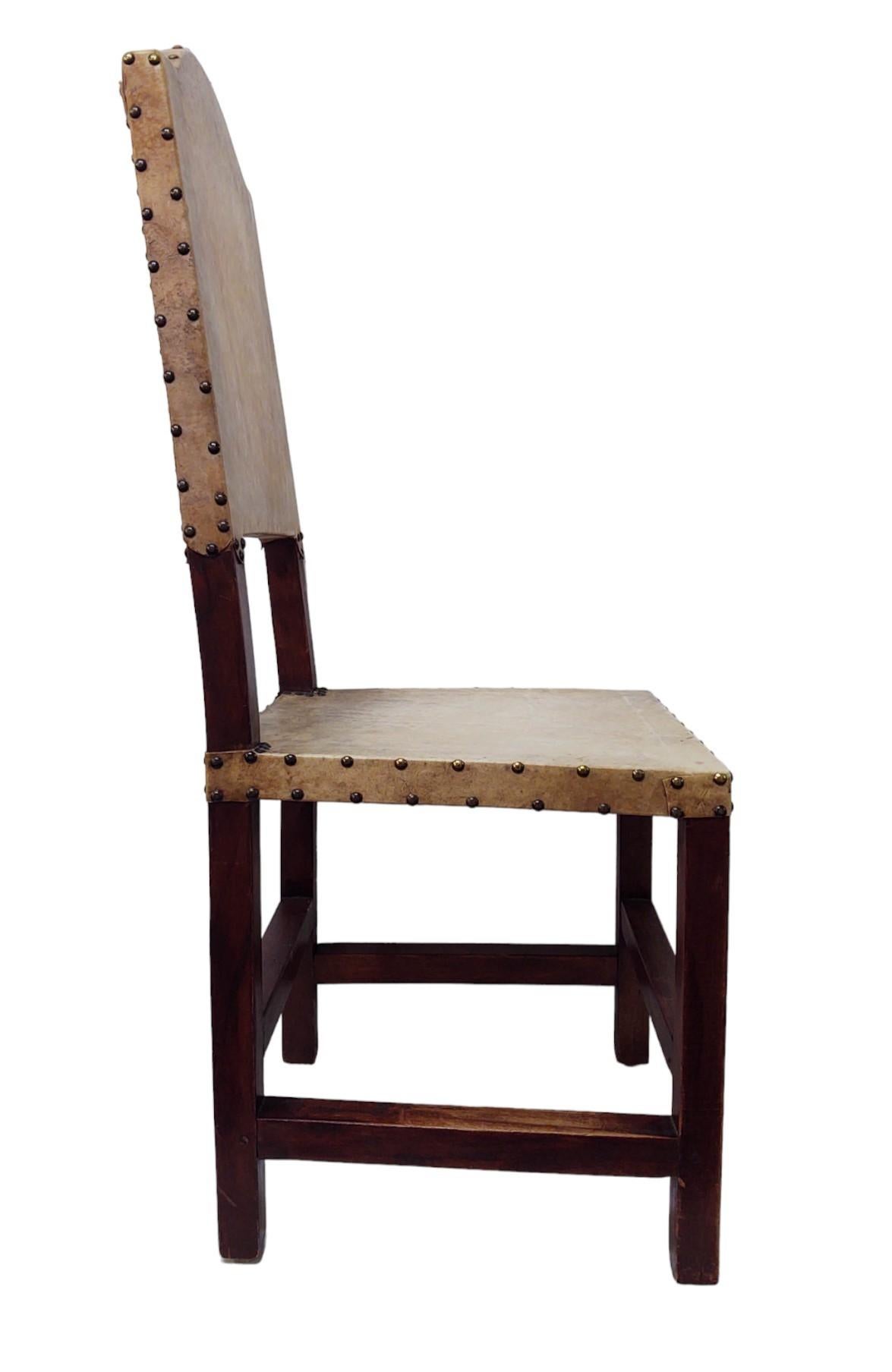 Colonial espagnol Chaise rustique en peau de vache de style Coloni espagnol en vente