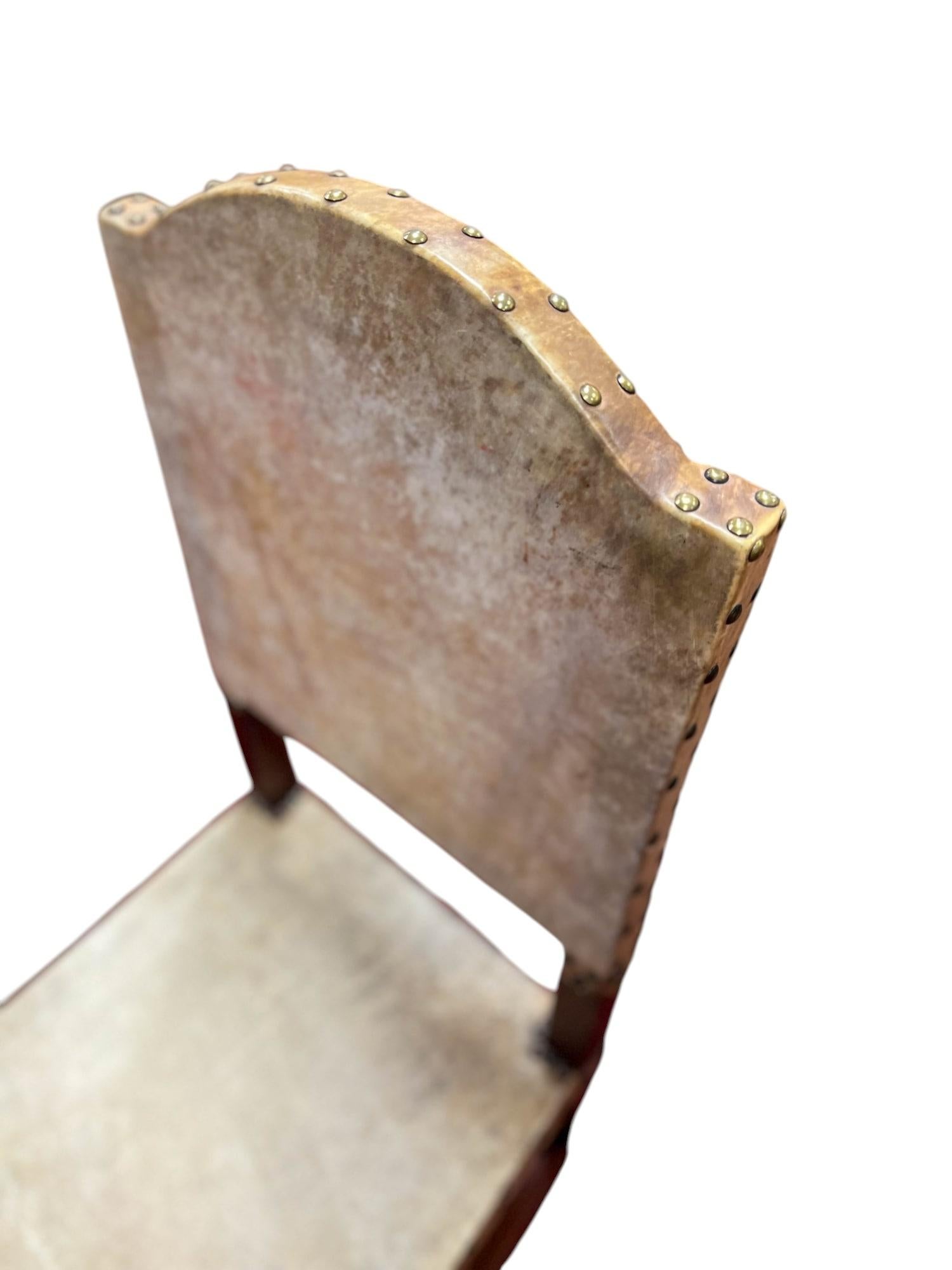 Chaise rustique en peau de vache de style Coloni espagnol Abîmé - En vente à North Palm Beach, FL