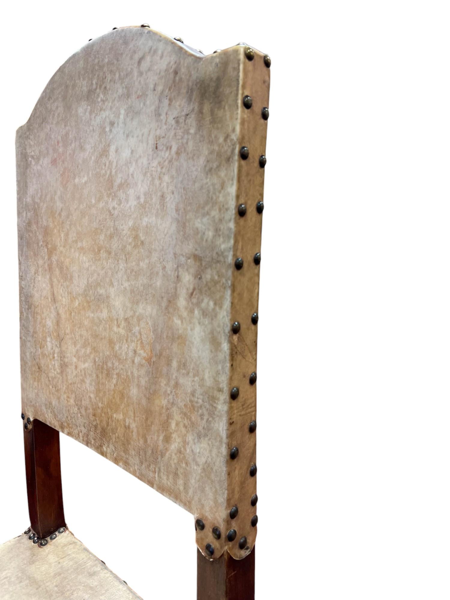 Fin du 20e siècle Chaise rustique en peau de vache de style Coloni espagnol en vente