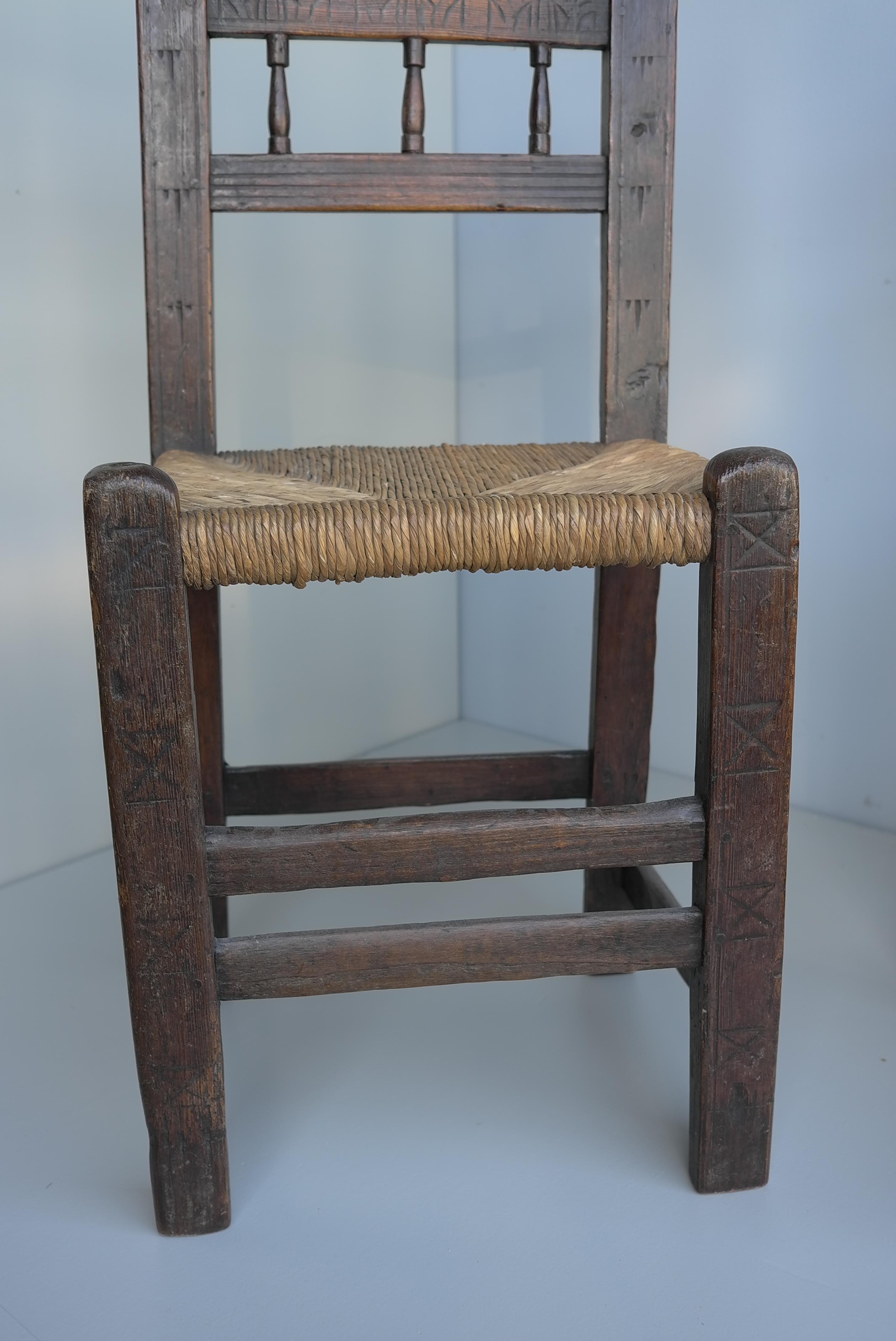 Chaises rustiques espagnoles avec sièges en jonc, Espagne, début du 20e siècle en vente 5