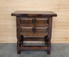 Tables de chevet rustiques espagnoles en bois massif, lot de deux avec deux tiroirs et pieds tournés