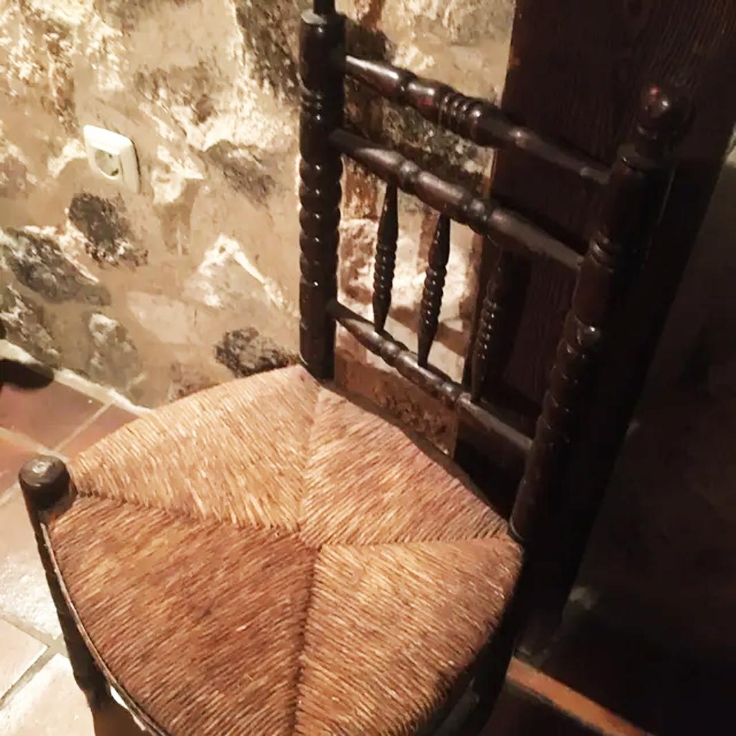 Chaises espagnoles rustiques en bois tourné et assise en paille, lot de quatre en vente 3
