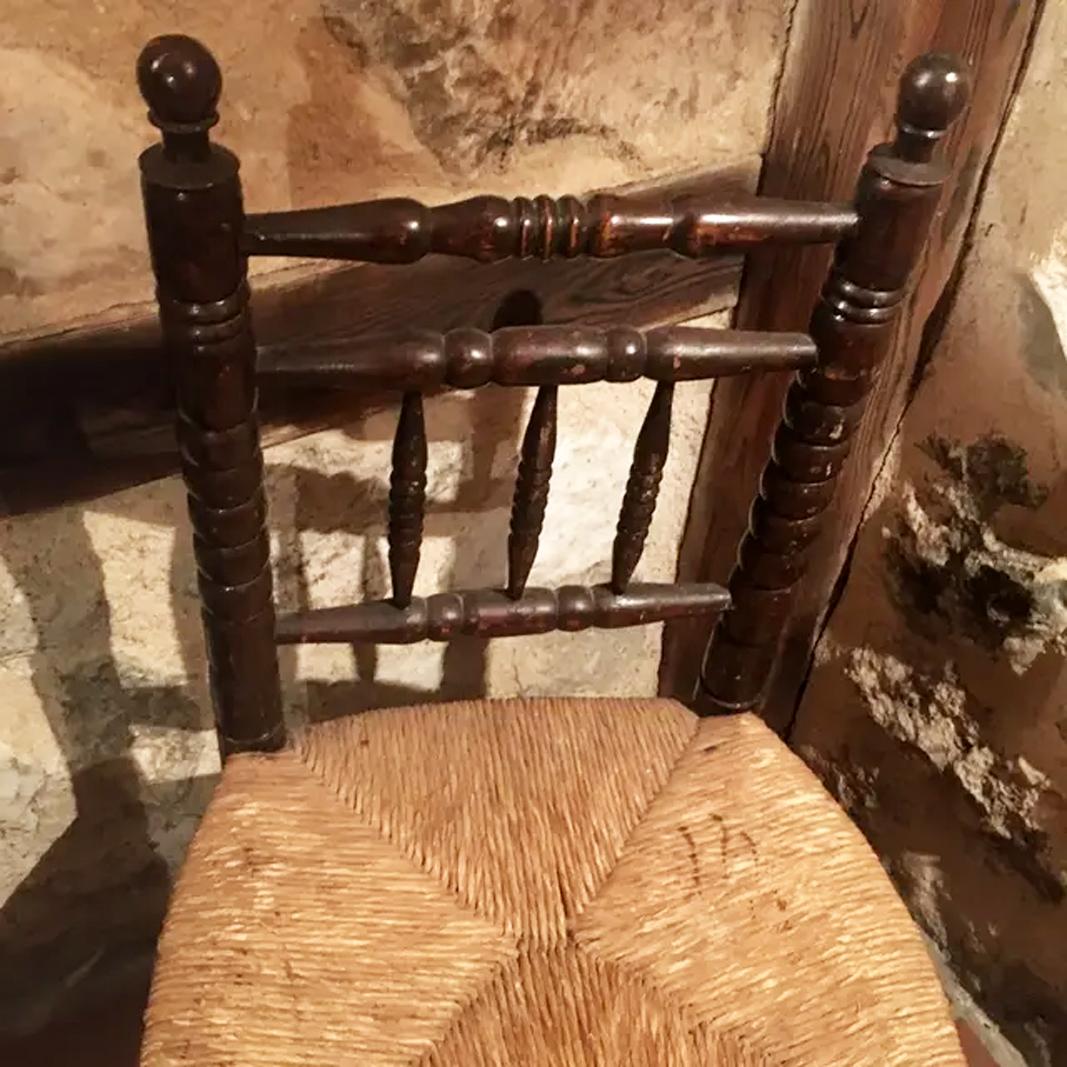 Tourné Chaises espagnoles rustiques en bois tourné et assise en paille, lot de quatre en vente