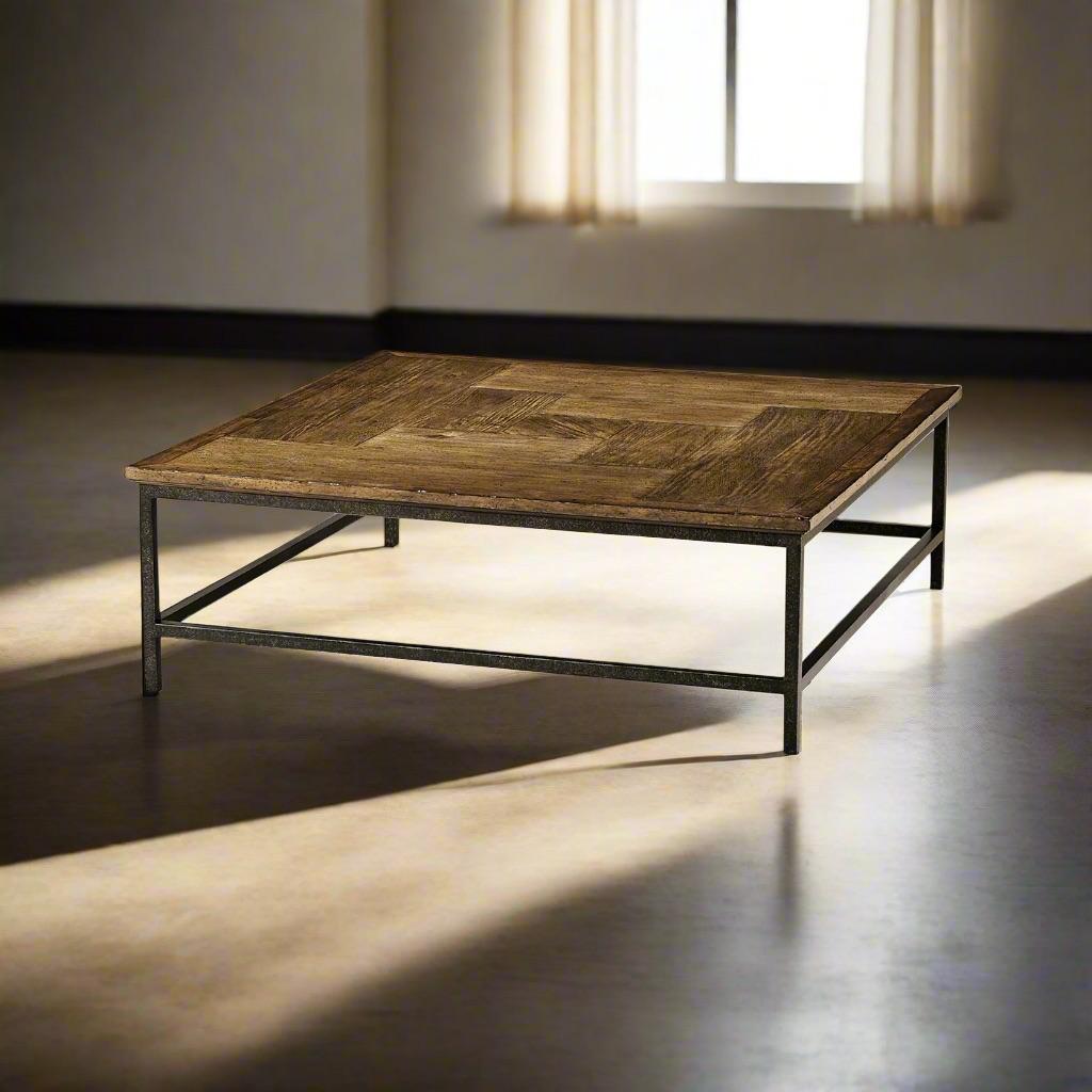 Naturellement fabriqué en bois d'acacia avec un plateau plaqué de parquet de style bloc vieilli, sa riche finition en bois flotté brun moyen met en valeur la beauté naturelle du grain du bois. Le contraste entre le laiton gravé et les détails gravés