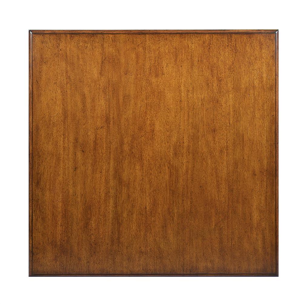 Ein rustikaler, quadratischer Couchtisch mit einer rustikalen, nussbaumgebeizten und handgescheuerten Oberfläche, konisch zulaufenden und gedrechselten Beinen, einer Ogee-Kante an der Tischplatte und einem quadratischen Regal auf der unteren