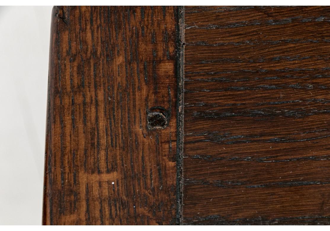 Una consolle a cassetti di Oak molto ben fatta e robusta, con piano a listelli, struttura a pioli, code di rondine...  cassetti e fianchi della tavola di pane. Il tavolo è dotato di due cassetti, ferramenta in ottone e poggia su gambe