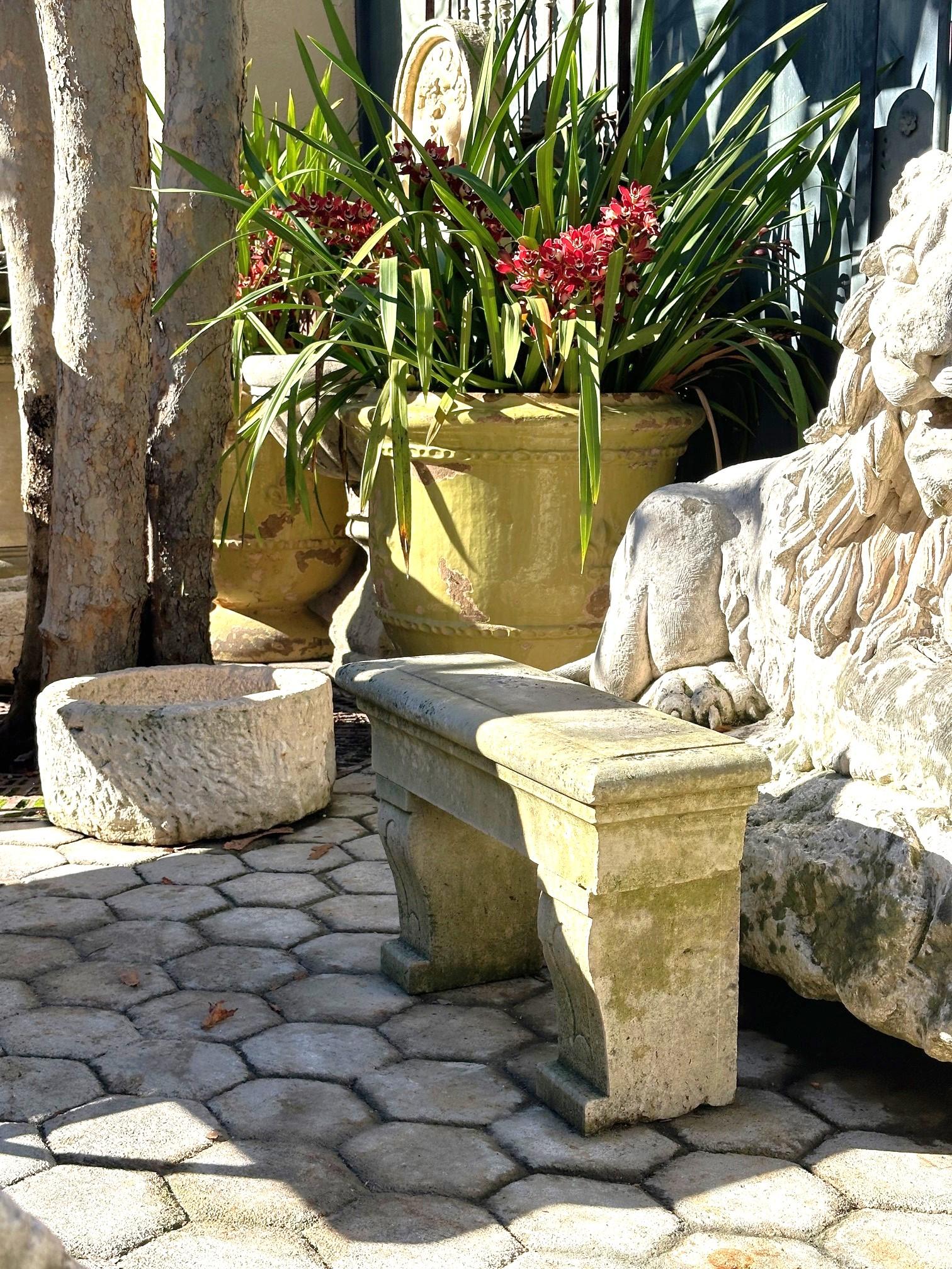 Rustic stone farm bench garden patio hand carved seat antique dealer Los Angeles. Éléments en pierre sculptés à la main du 19e siècle Petit banc de jardin de 5 ½ pouces d'épaisseur Banc en dalles de pierre. Le banc sculpté date de 1843 . Ce