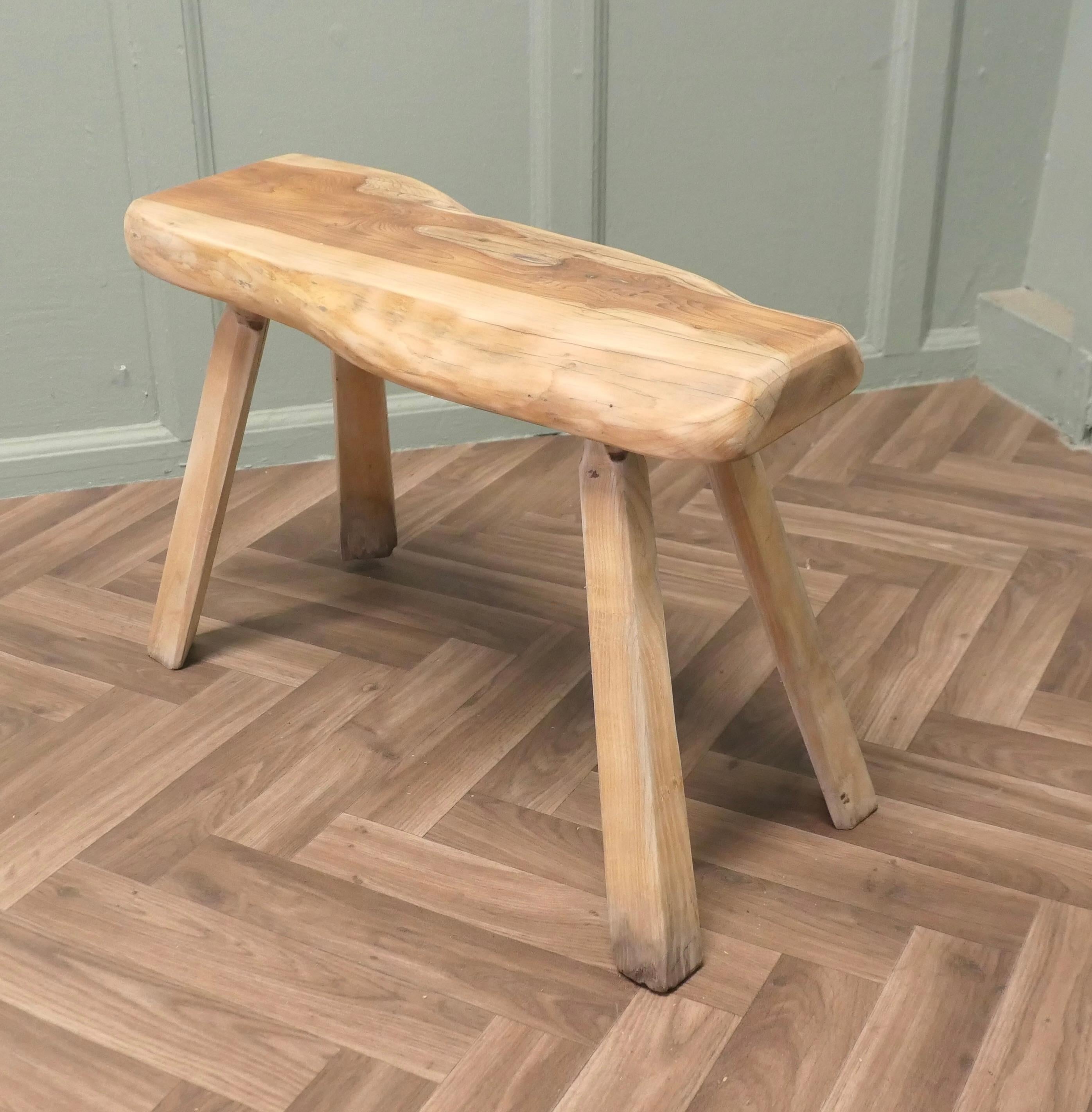 Rustikaler Hocker aus einem Stück massivem Eibenholz 


Ein Stück Eibenholz, aus einem Stück des Baumes geschnitten, flach mit einer scharfen Kante und ungleichmäßiger Form, die Beine wurden von Hand geschnitten 
 
Der Hocker hat ein einzigartiges