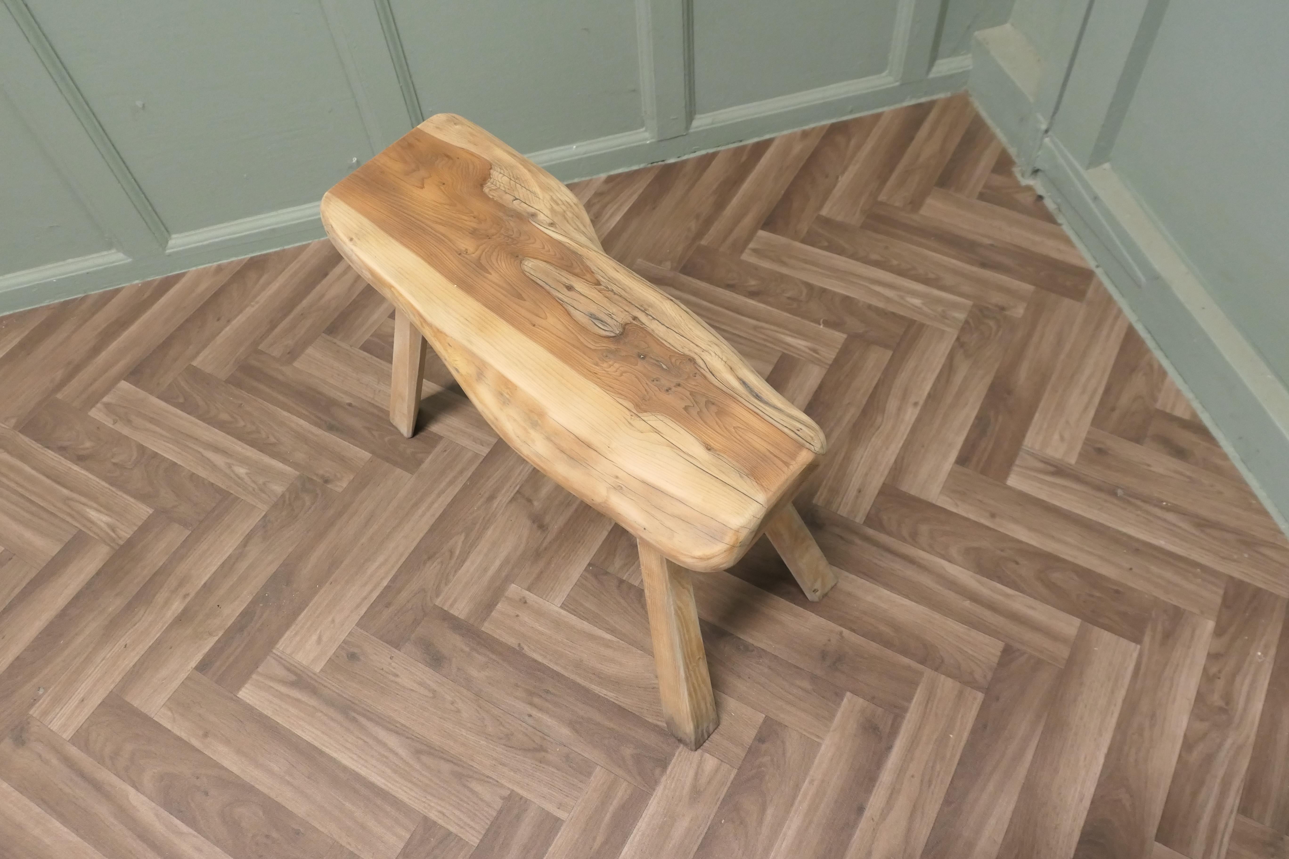 Rustikaler Hocker aus einem Stück massivem Eibenholz im Zustand „Gut“ im Angebot in Godshill, Isle of Wight