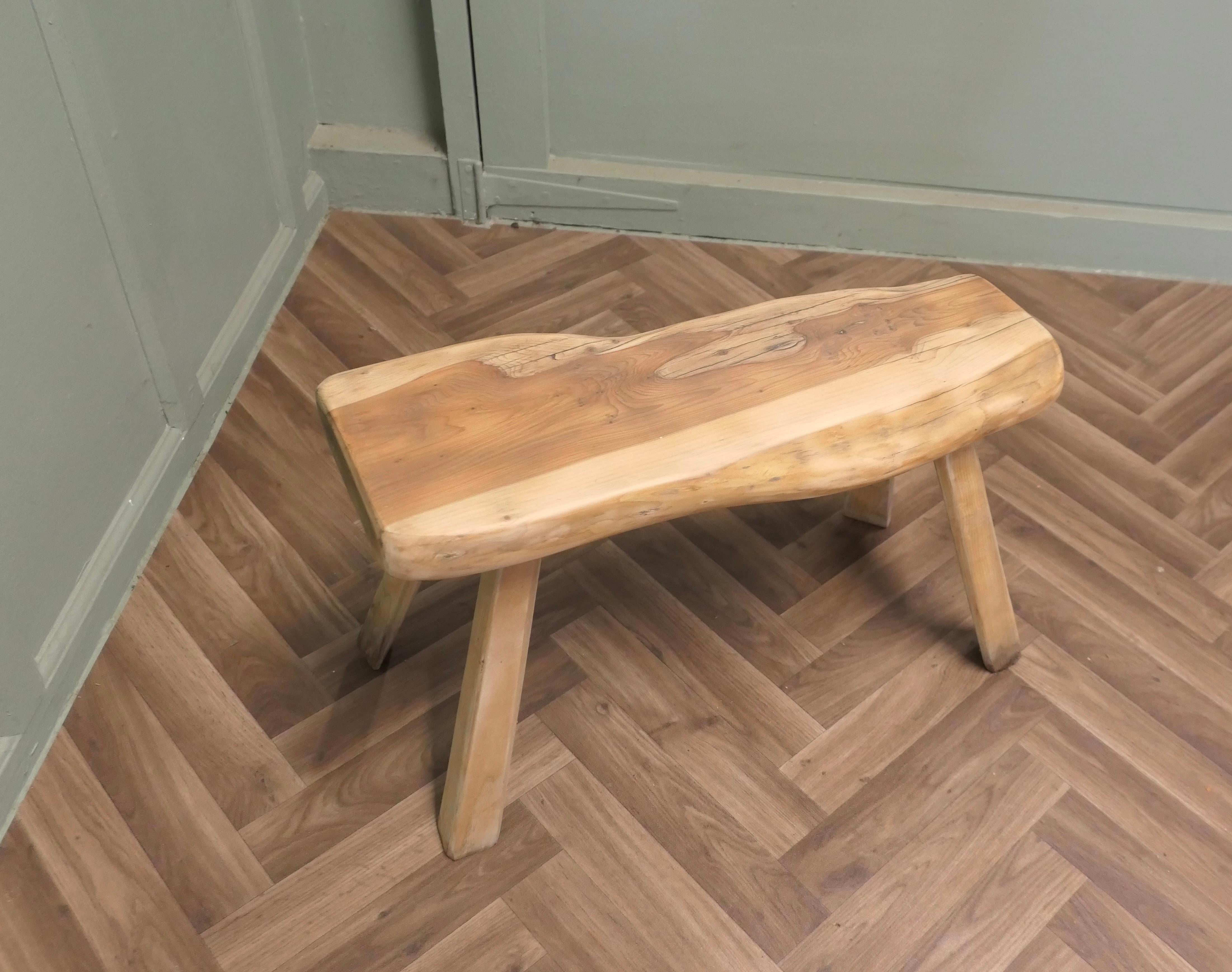 Rustikaler Hocker aus einem Stück massivem Eibenholz (Ende des 20. Jahrhunderts) im Angebot