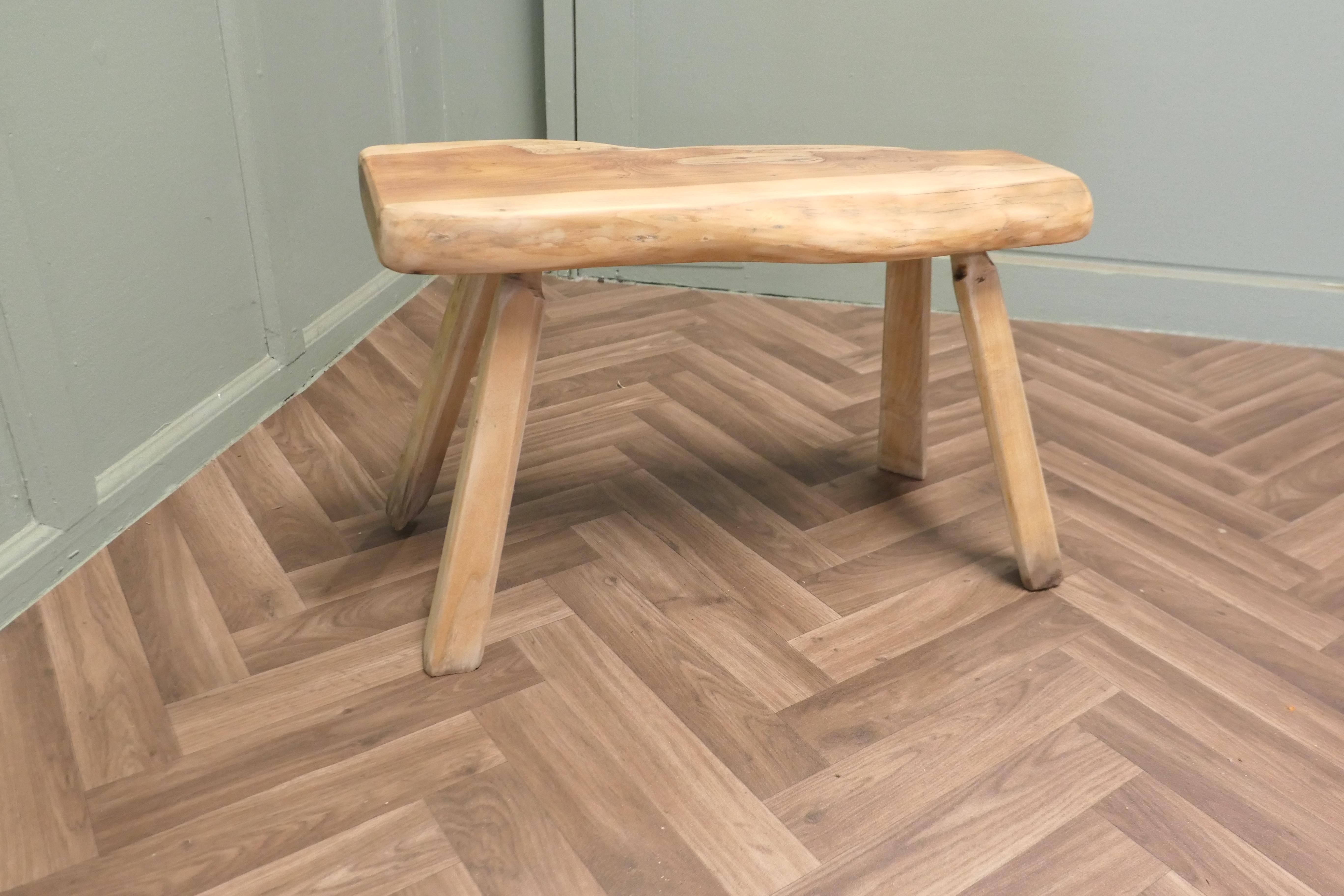 Rustikaler Hocker aus einem Stück massivem Eibenholz im Angebot 1