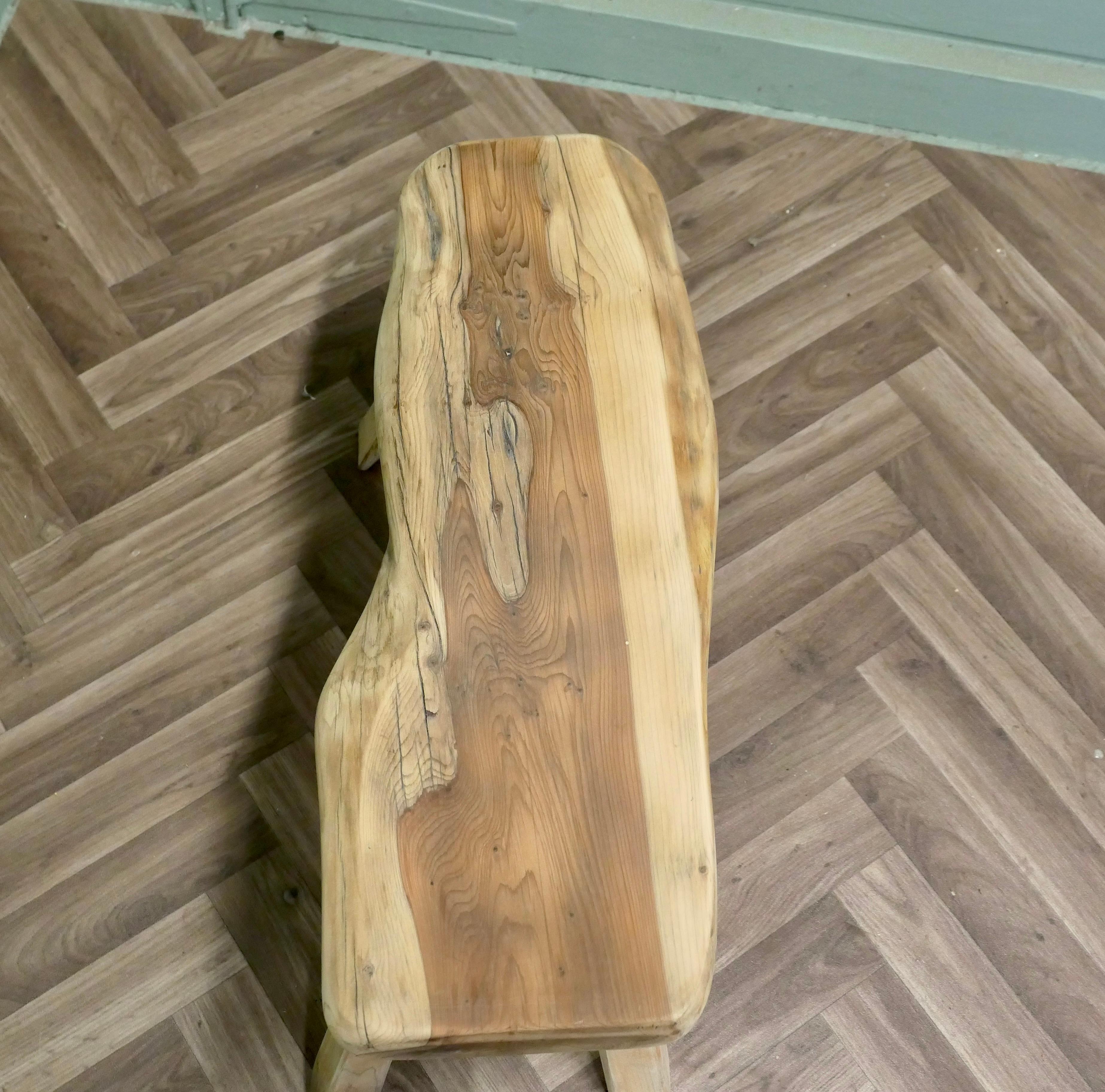 Rustikaler Hocker aus einem Stück massivem Eibenholz im Angebot 2