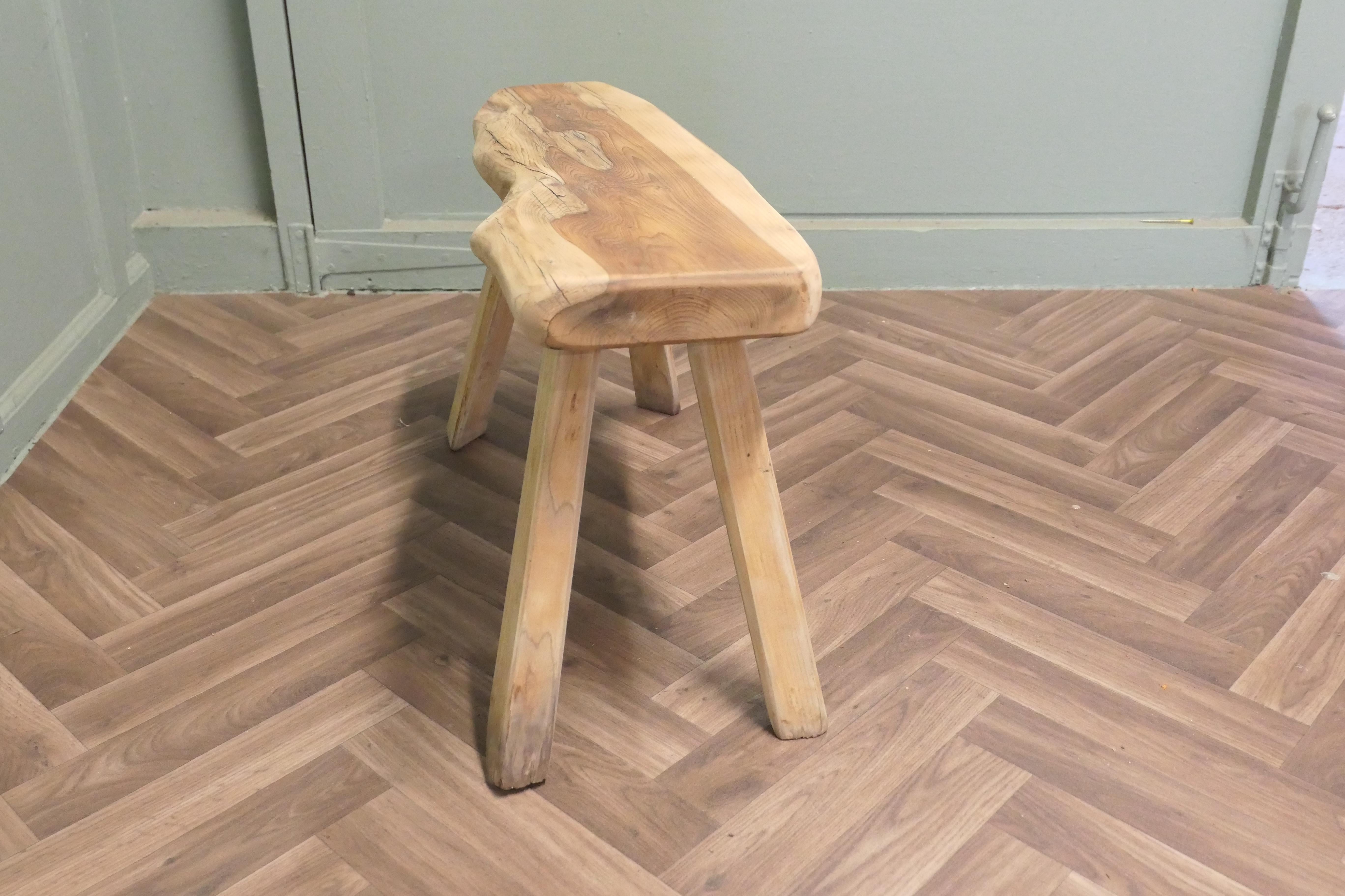 Rustikaler Hocker aus einem Stück massivem Eibenholz im Angebot 3