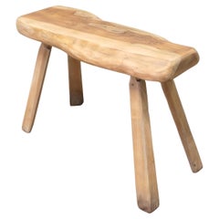 Rustikaler Hocker aus einem Stück massivem Eibenholz