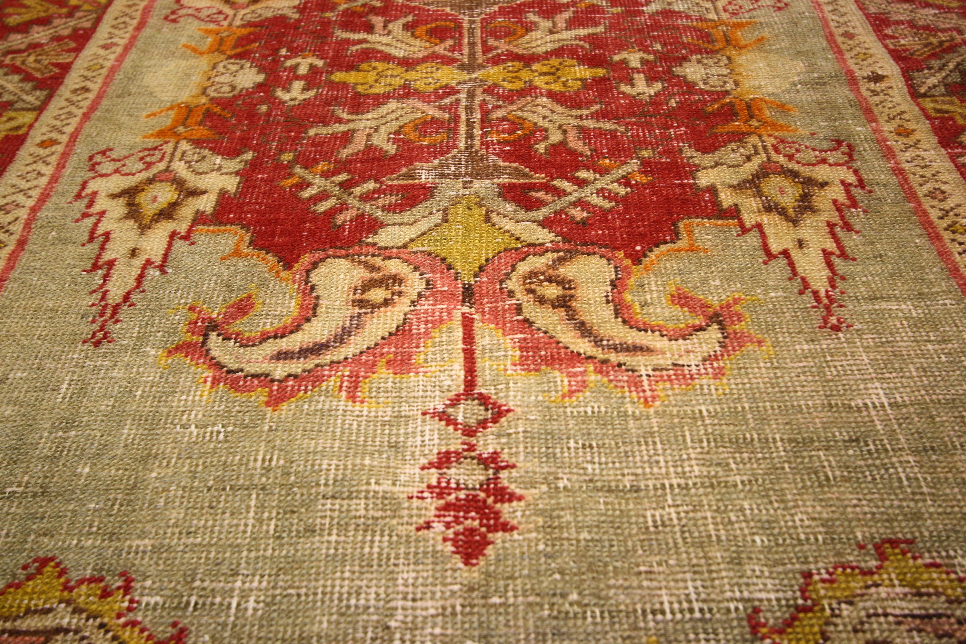 52340, Rustic style distressed vintage Turkish Oushak rug. Marvellously ornamented with a rustic style, this tastefully distressed vintage Oushak rug is a compelling example of Turkish weaving. An elaborate red and gold medallion anchors an