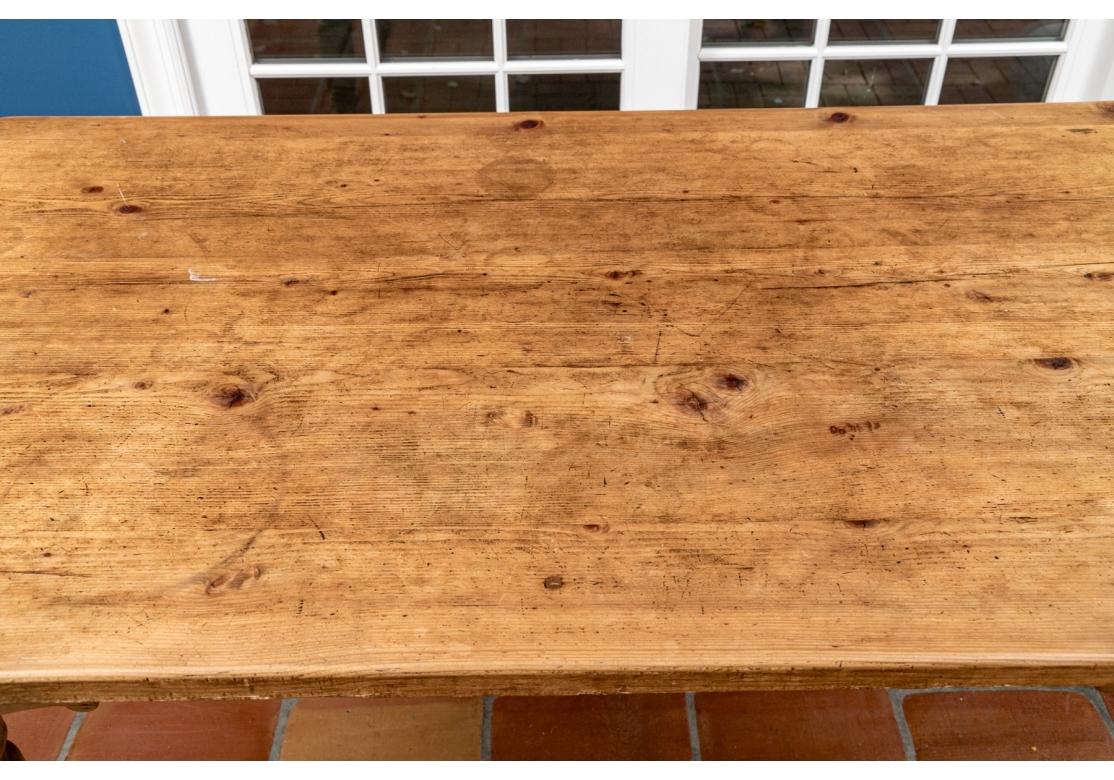 Bauernhoftisch aus Kiefer im rustikalen Stil im Zustand „Starke Gebrauchsspuren“ im Angebot in Bridgeport, CT