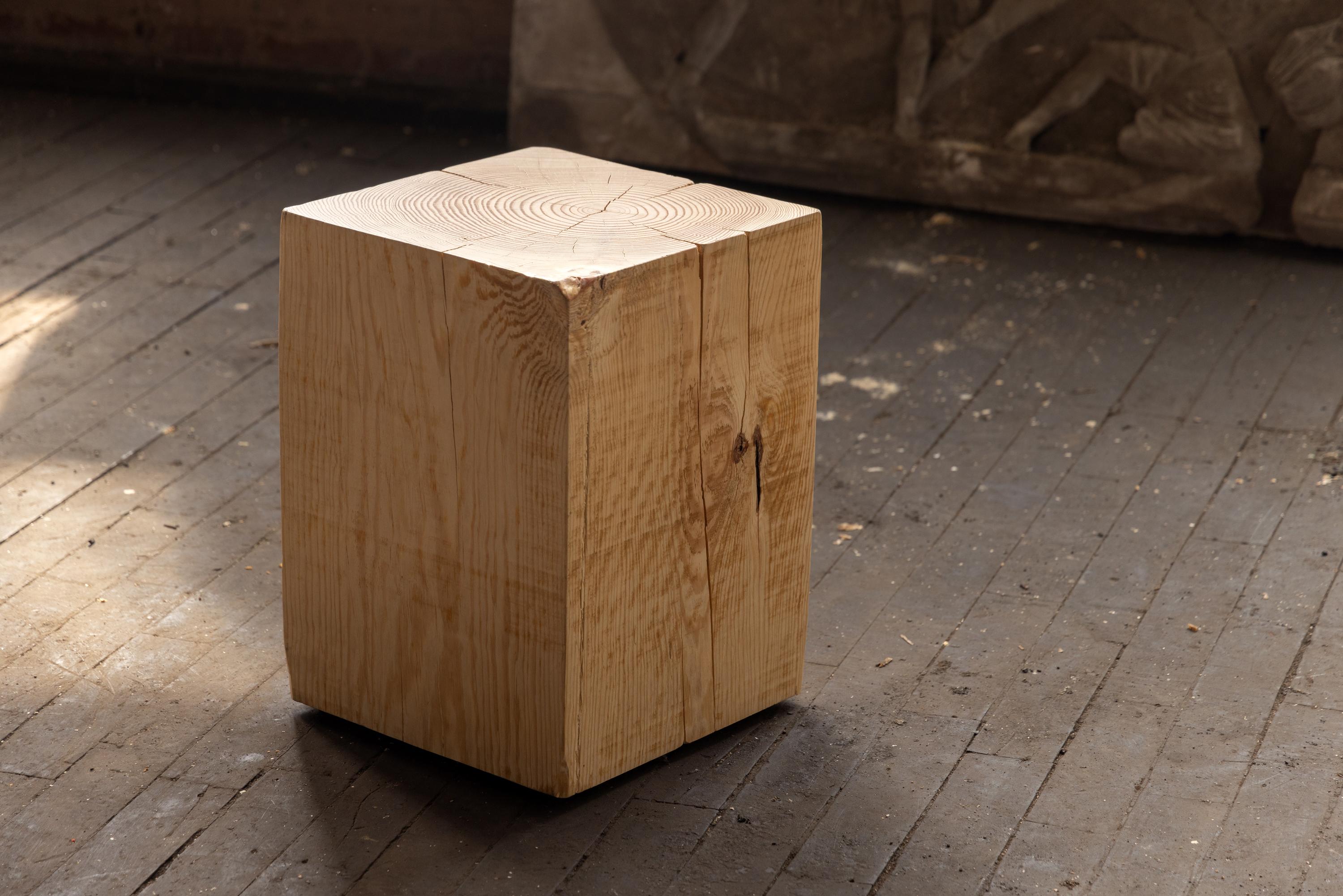 Rustic style solid wood cube side salvaged pine is simple and versatile. The sturdy 