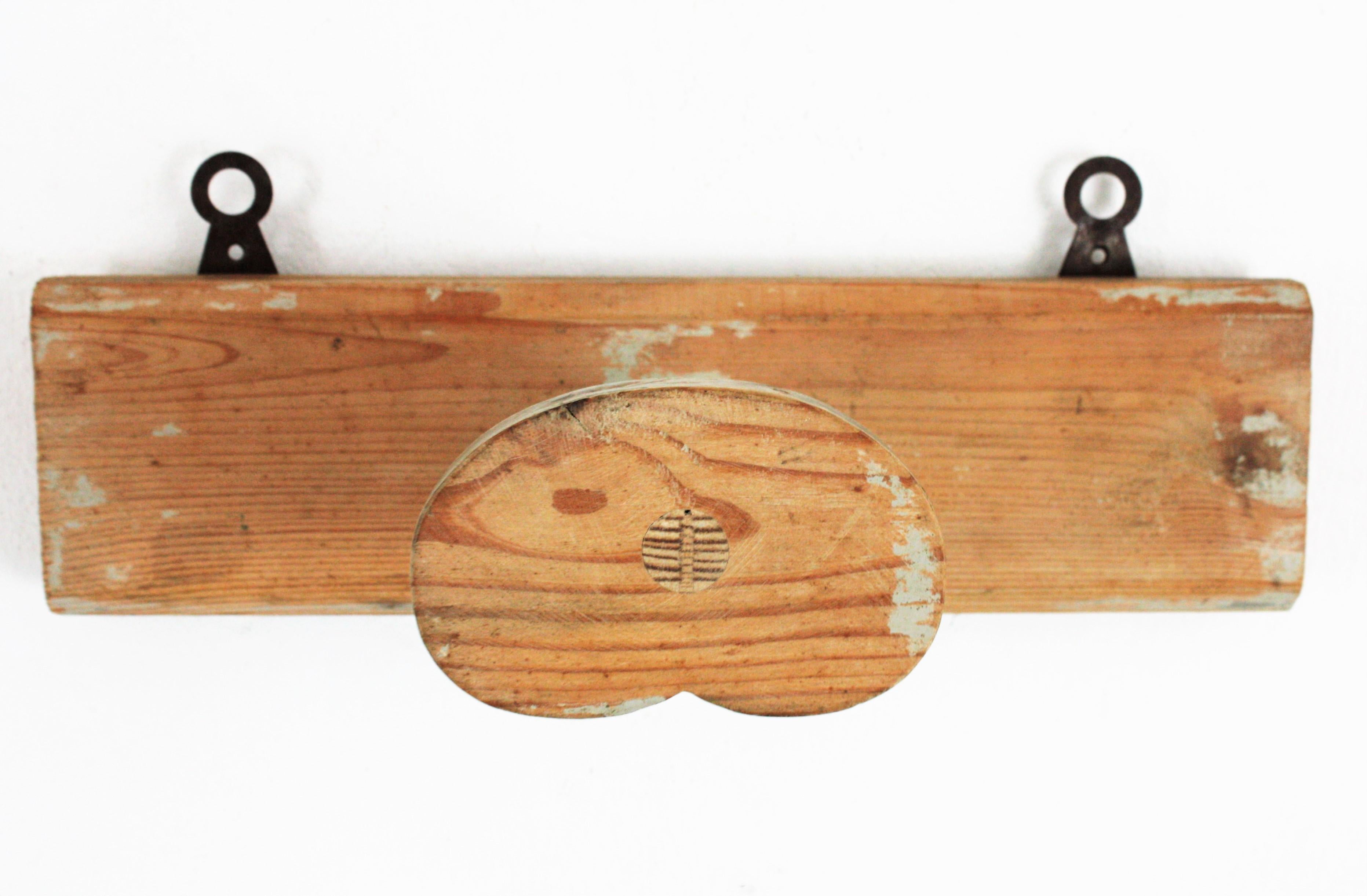 Rustikaler spanischer Wandgarderobenständer aus patiniertem Holz (Geschnitzt) im Angebot