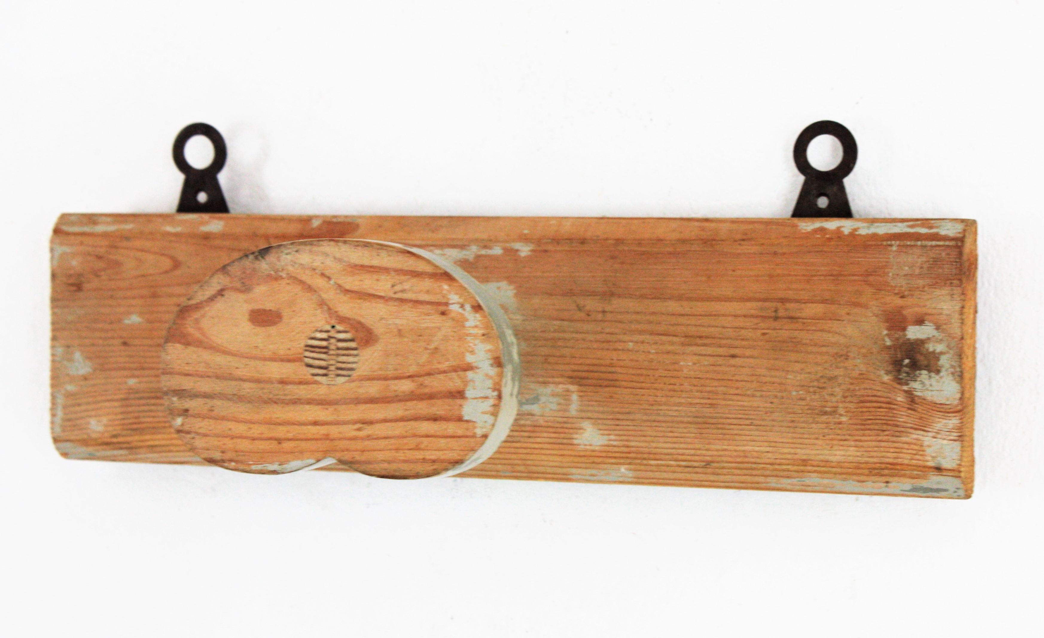 Spanish Rustic Wall Coat Rack in Patinated Wood  In Good Condition For Sale In Barcelona, ES