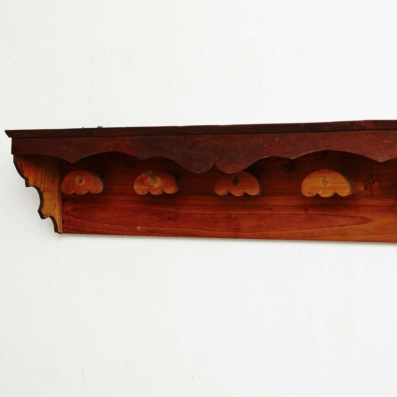 Appendiabiti disegnato da un designer sconosciuto, realizzato in legno nel 1950 circa in Spagna    Legno    In condizioni originali, con lievi usure dovute all'età e all'uso, che conservano una bella patina.