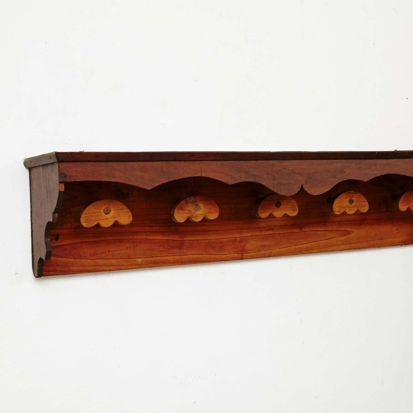 Mid-Century moderno Appendiabiti da parete in legno spagnolo in stile rustico in vendita