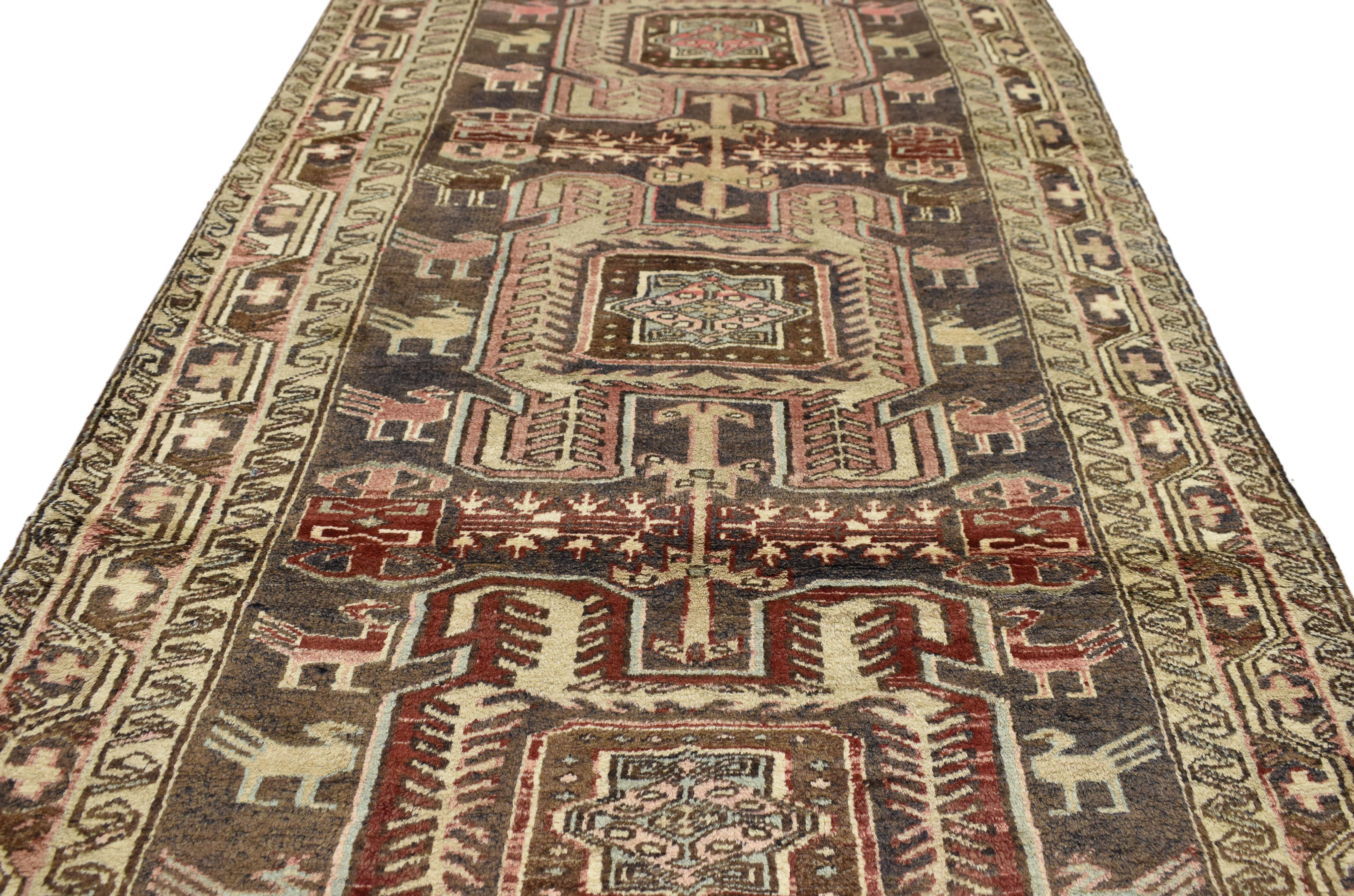 76524 rustikaler Vintage-Läufer aus Persien und Aserbaidschan, breiter Läufer für den Flur. Dieser handgeknüpfte Läufer aus alter persischer Wolle aus Aserbaidschan zeigt ein kurioses Allover-Muster aus abstrakten Vögeln inmitten seiner