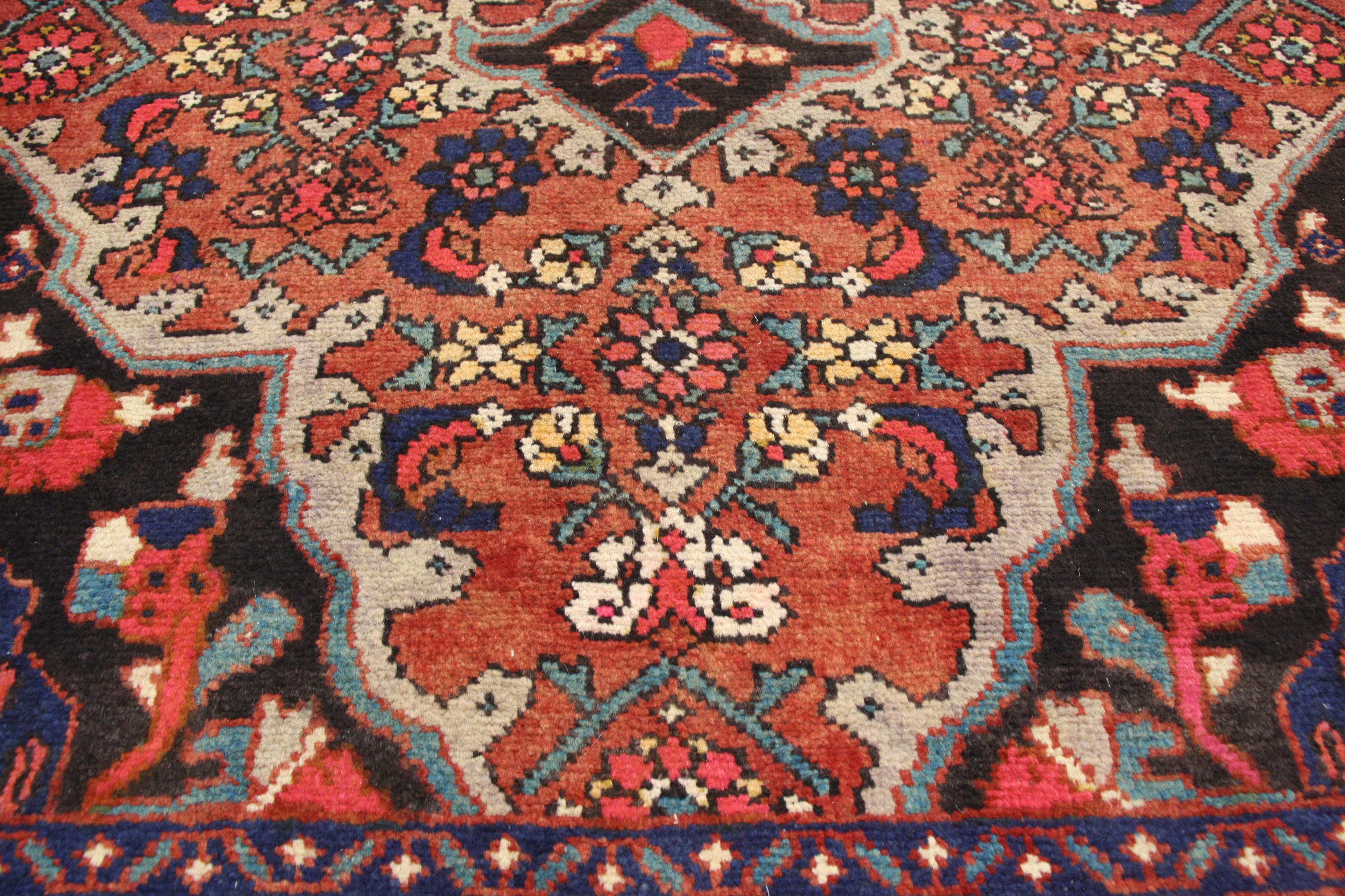 Rustikaler persischer Hamadan-Akzent-Teppich im Vintage-Stil, Küche, Foyer oder Eingangsbereich (Handgeknüpft) im Angebot