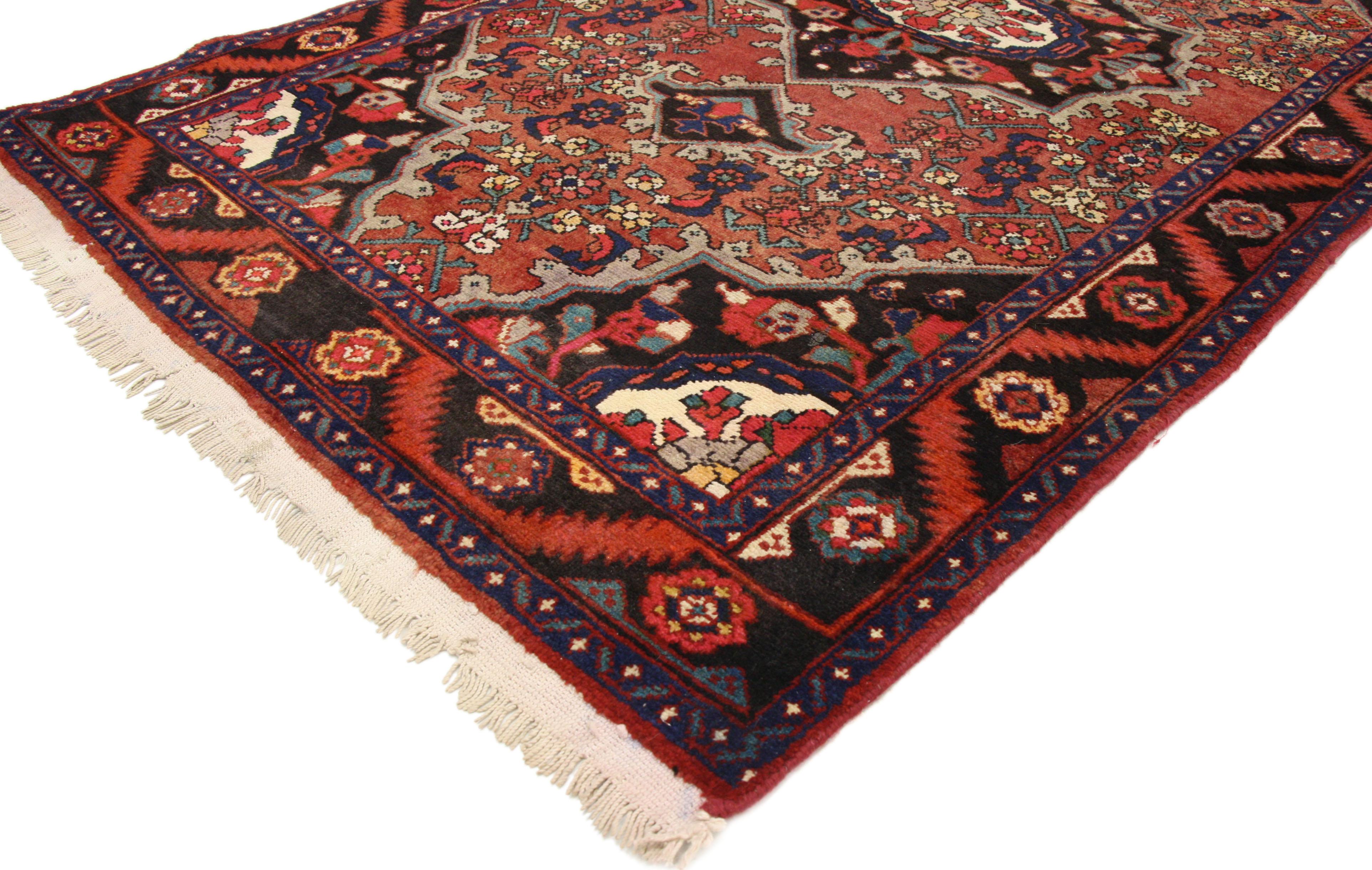75238, Rustic Style Vintage Persian Hamadan Accent Rug, Kitchen, Foyer oder Entry Rug 04'02 x 06'08. Dieser handgeknüpfte alte persische Hamadan-Teppich aus Wolle im traditionellen Stil zeigt ein stilisiertes zentrales Medaillon mit Höckern, das auf