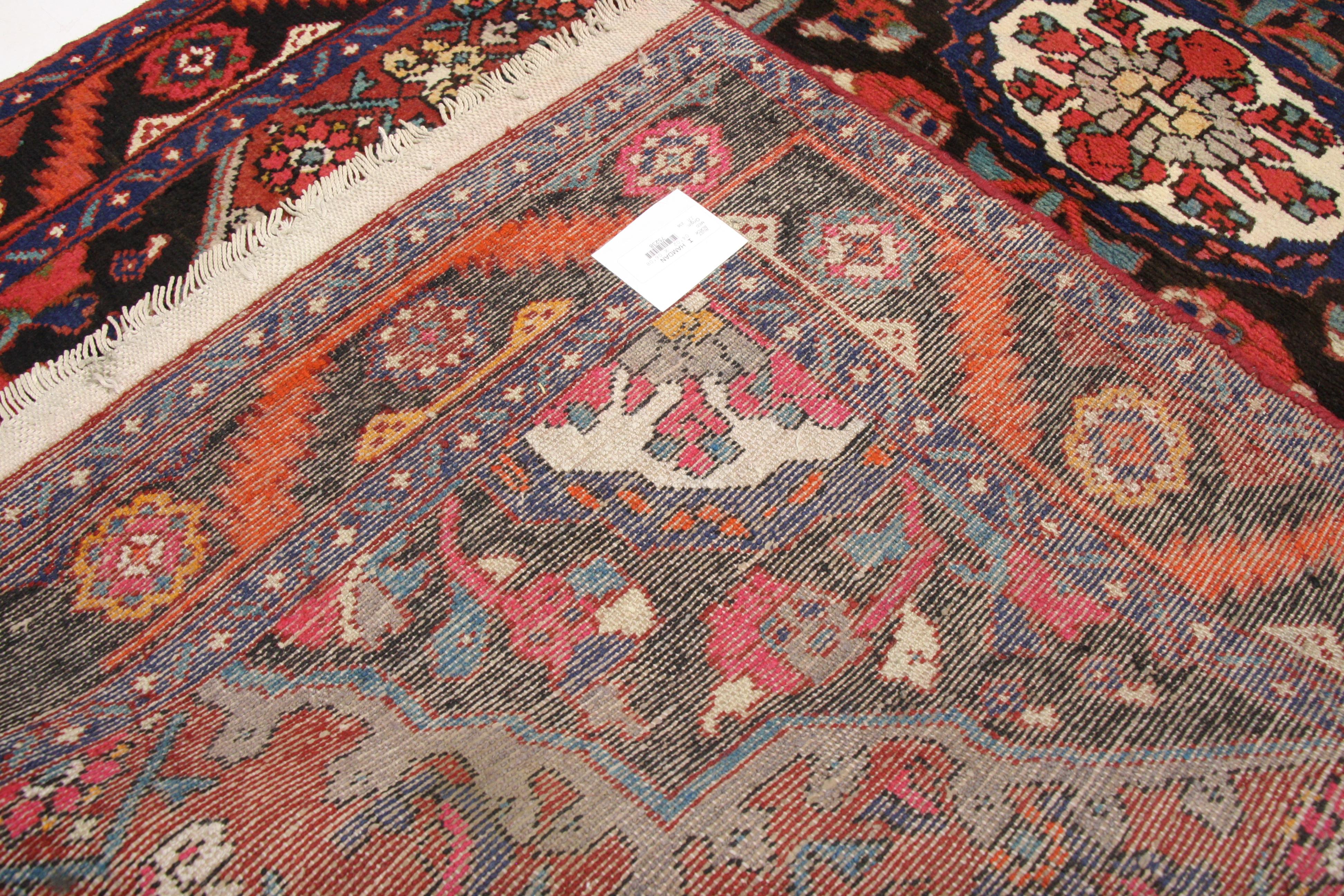 Rustikaler persischer Hamadan-Akzent-Teppich im Vintage-Stil, Küche, Foyer oder Eingangsbereich im Zustand „Gut“ im Angebot in Dallas, TX