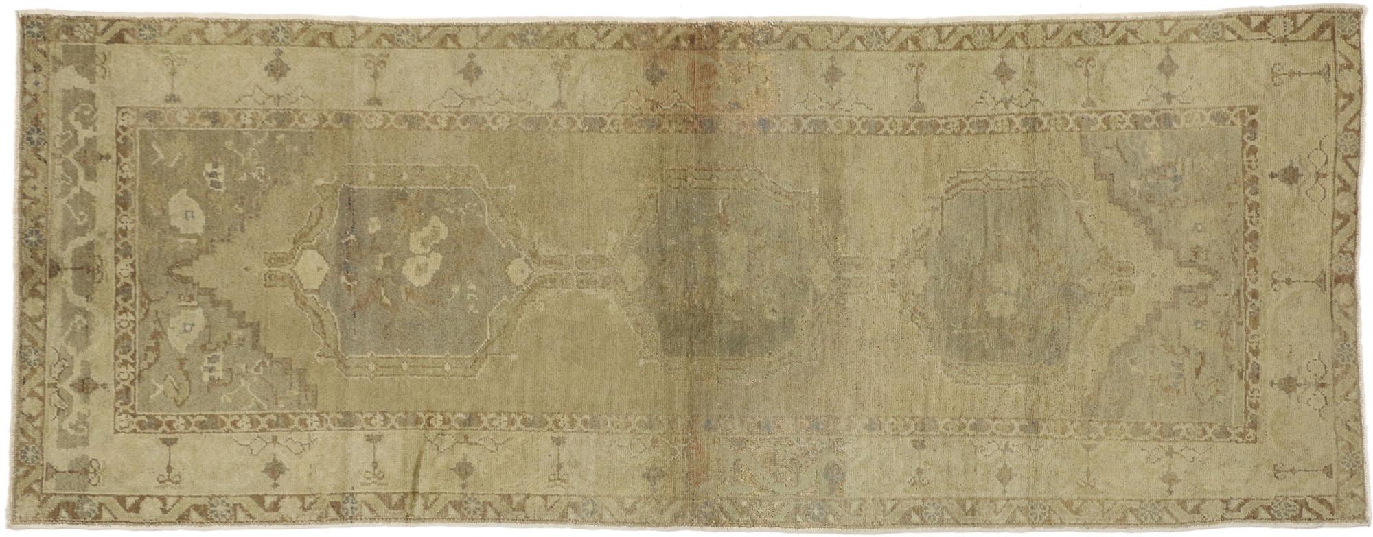 50837 Vintage Turkish Oushak Läufer, Flur Läufer, 3'10 x 9'10. Dieser handgeknüpfte türkische Oushak-Läufer aus Wolle im rustikalen Stil zeigt drei Medaillons im Amulett-Stil auf einem ecrufarbenen Hintergrund. Es ist umgeben von einer zarten
