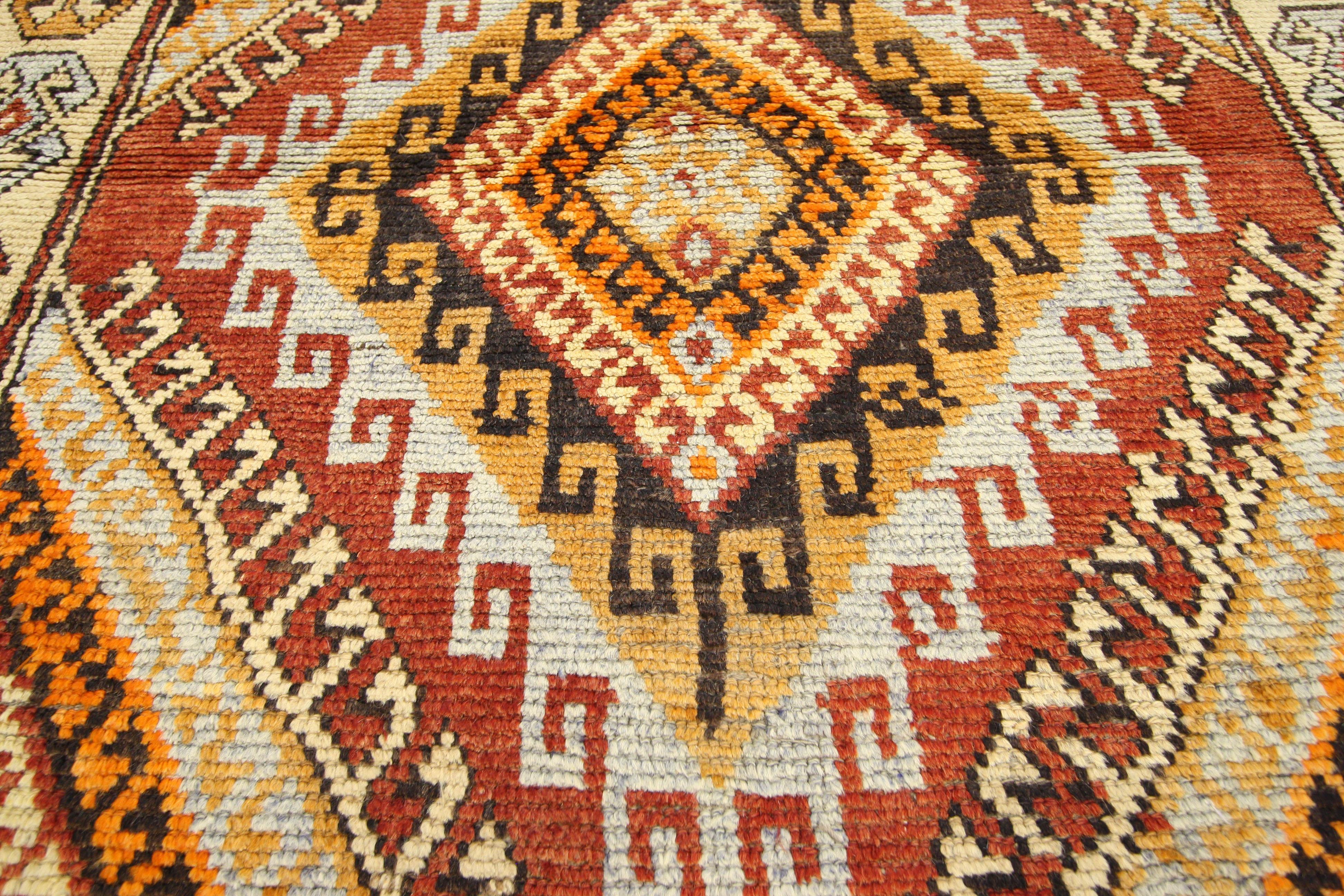 Annodato a mano Runner Oushak turco vintage in stile rustico con design tribale moderno in vendita