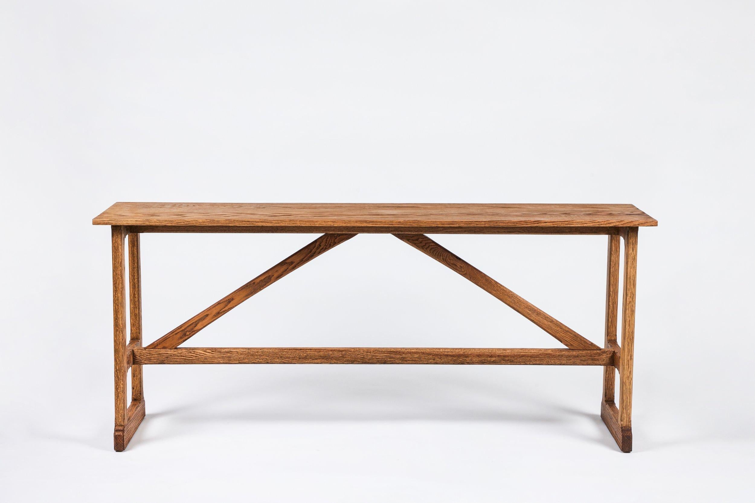 Die West Large Trestle Console von Martin & Brockett zeichnet sich durch einen modernen Handwerker-Stil und einen rustikalen, sehnigen Rahmen mit handgeschnitzten Details aus. Hier ist es in unserer gegerbten Ausführung auf Eiche zu sehen, gefolgt