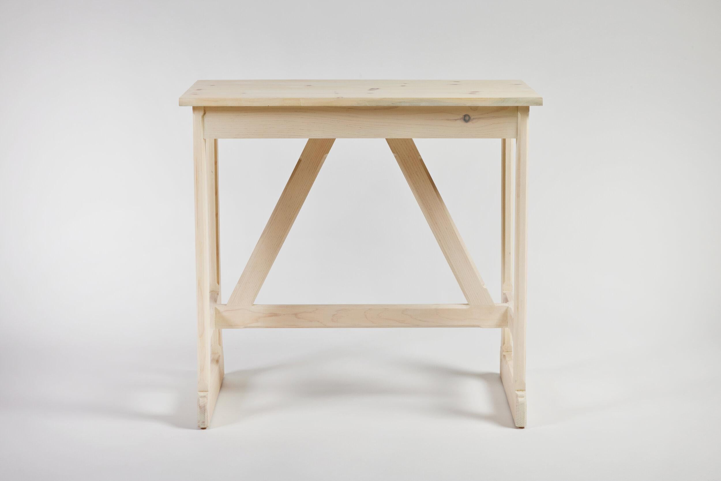 Pin Table d'appoint West Trestle de style rustique par Martin and Brockett en savon sur pin en vente