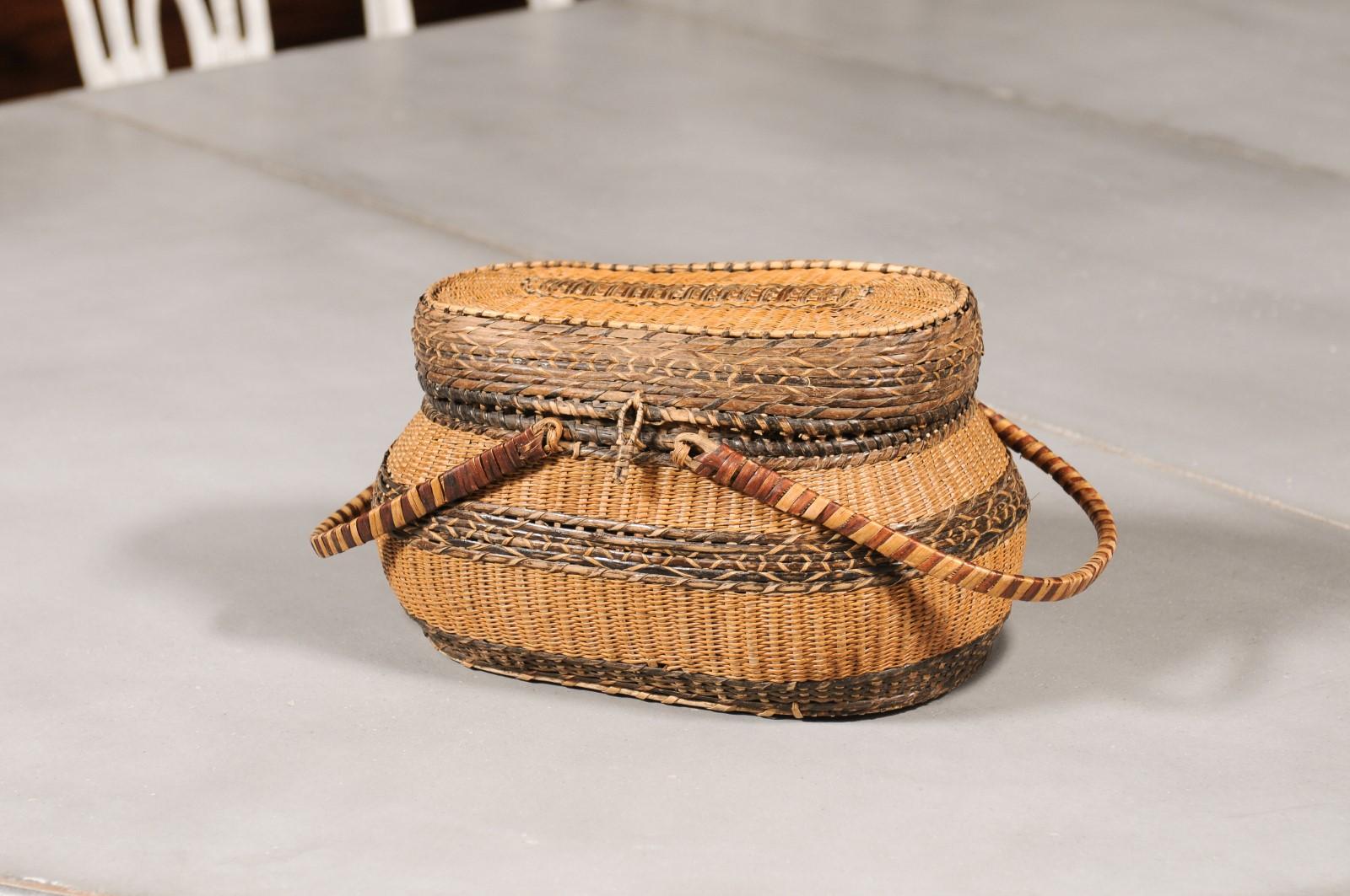 Rustic Swedish 1890s Oval Two-Toned Wicker Basket with Large Handles For Sale 5