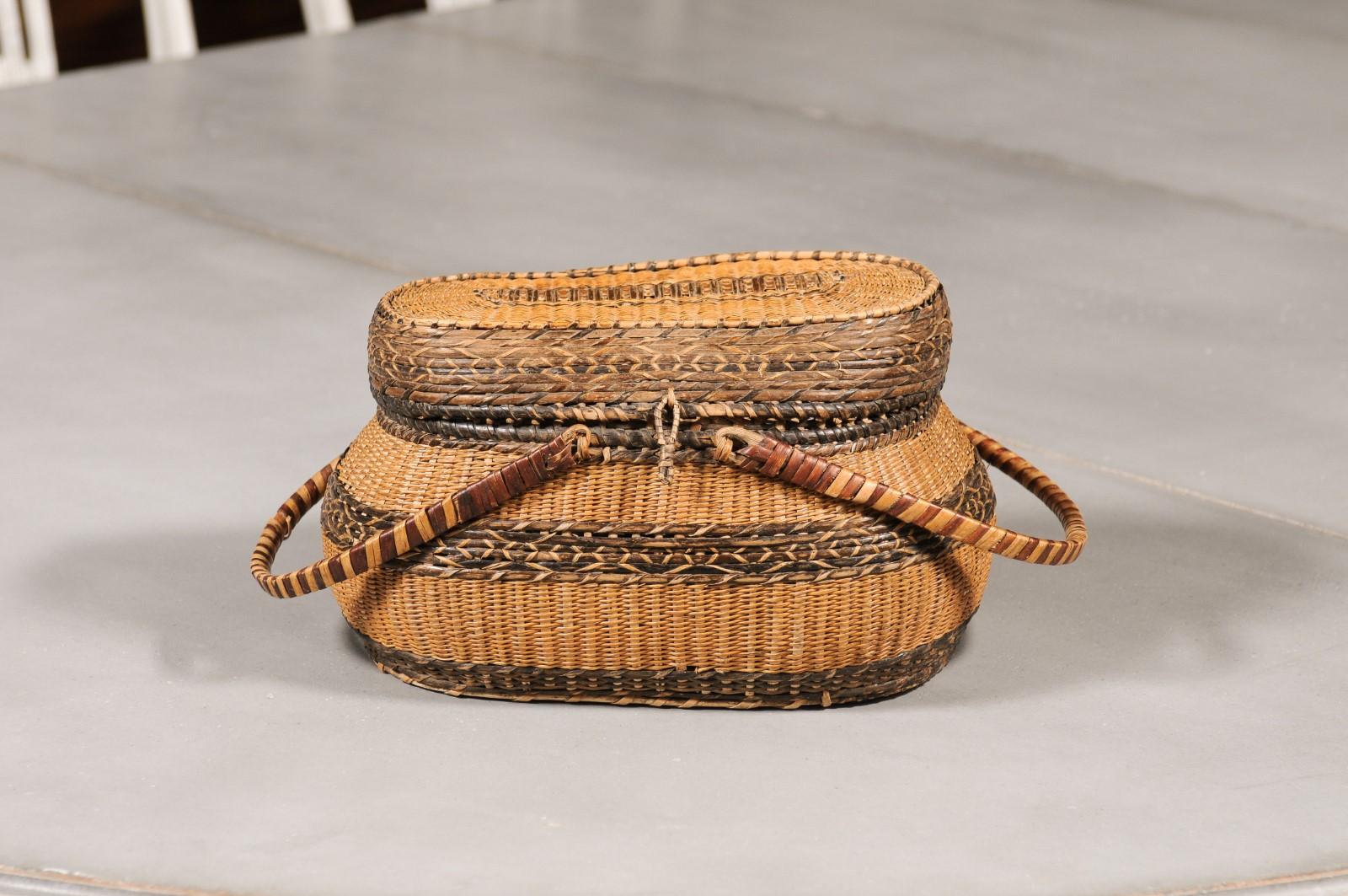 Rustic Swedish 1890s Oval Two-Toned Wicker Basket with Large Handles For Sale 6