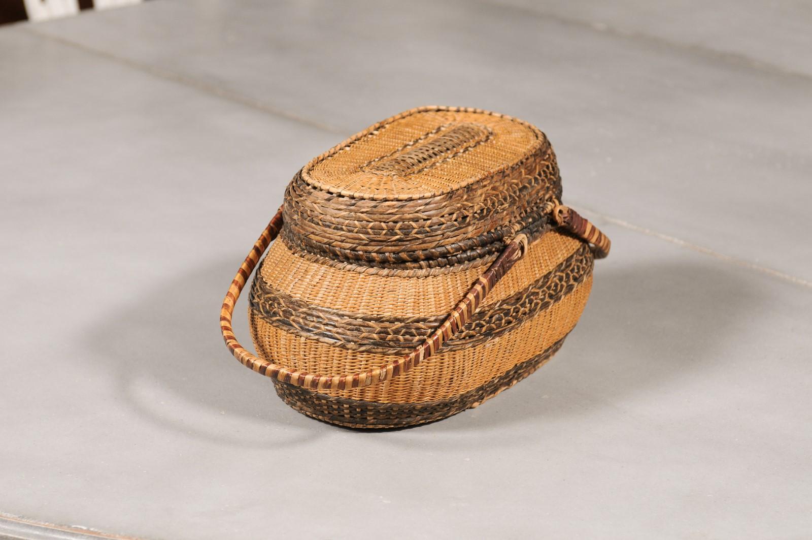 Rustic Swedish 1890s Oval Two-Toned Wicker Basket with Large Handles For Sale 3