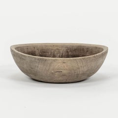 Bol suédois rustique tourné en herbe avec marque de fabricant