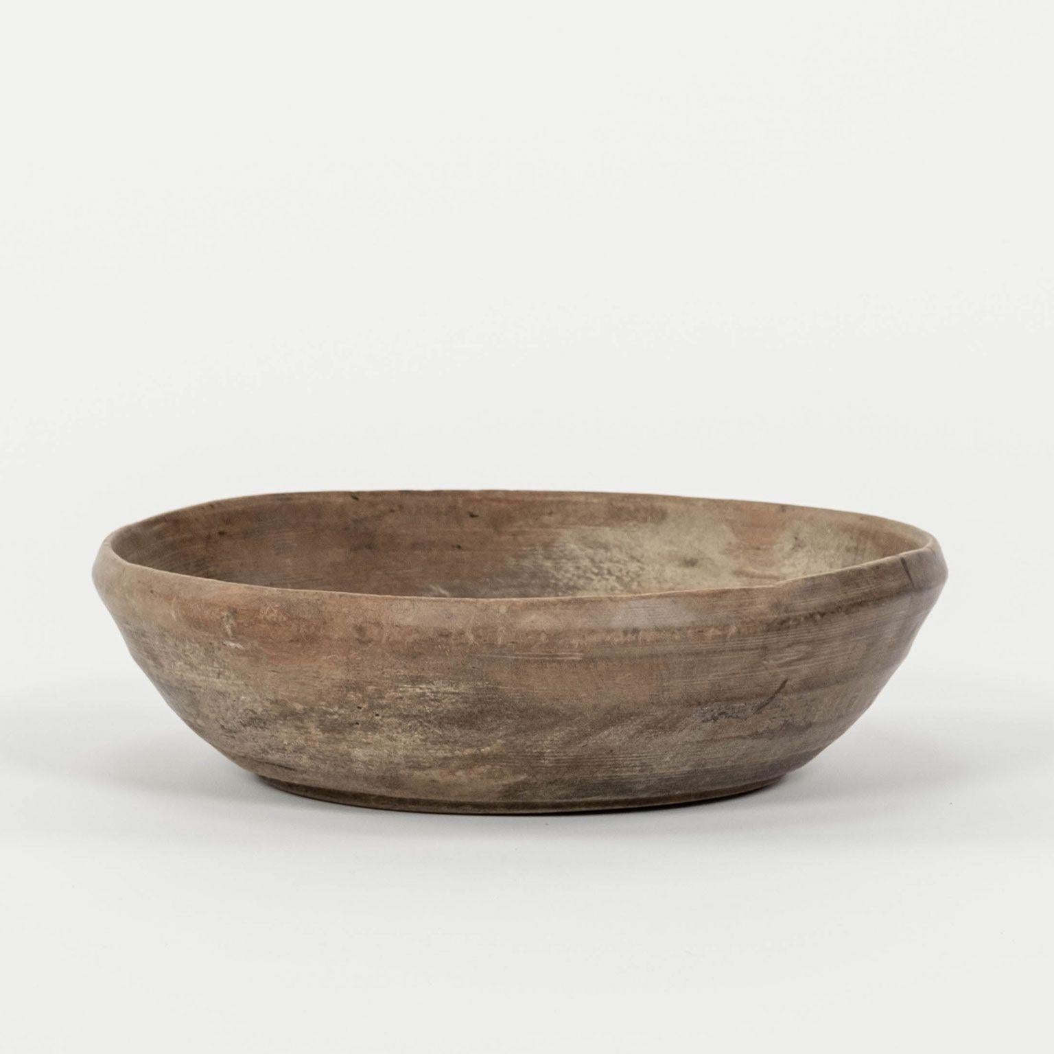 Rustic Swedish ribbed walnut dough bowl dating to the mid-19th century. Desirable mid-brown color finish. Turned subtle footed base. Decorated with ribbing and incised lines from the turning lathe. Good weight and size.

Note: Due to regional