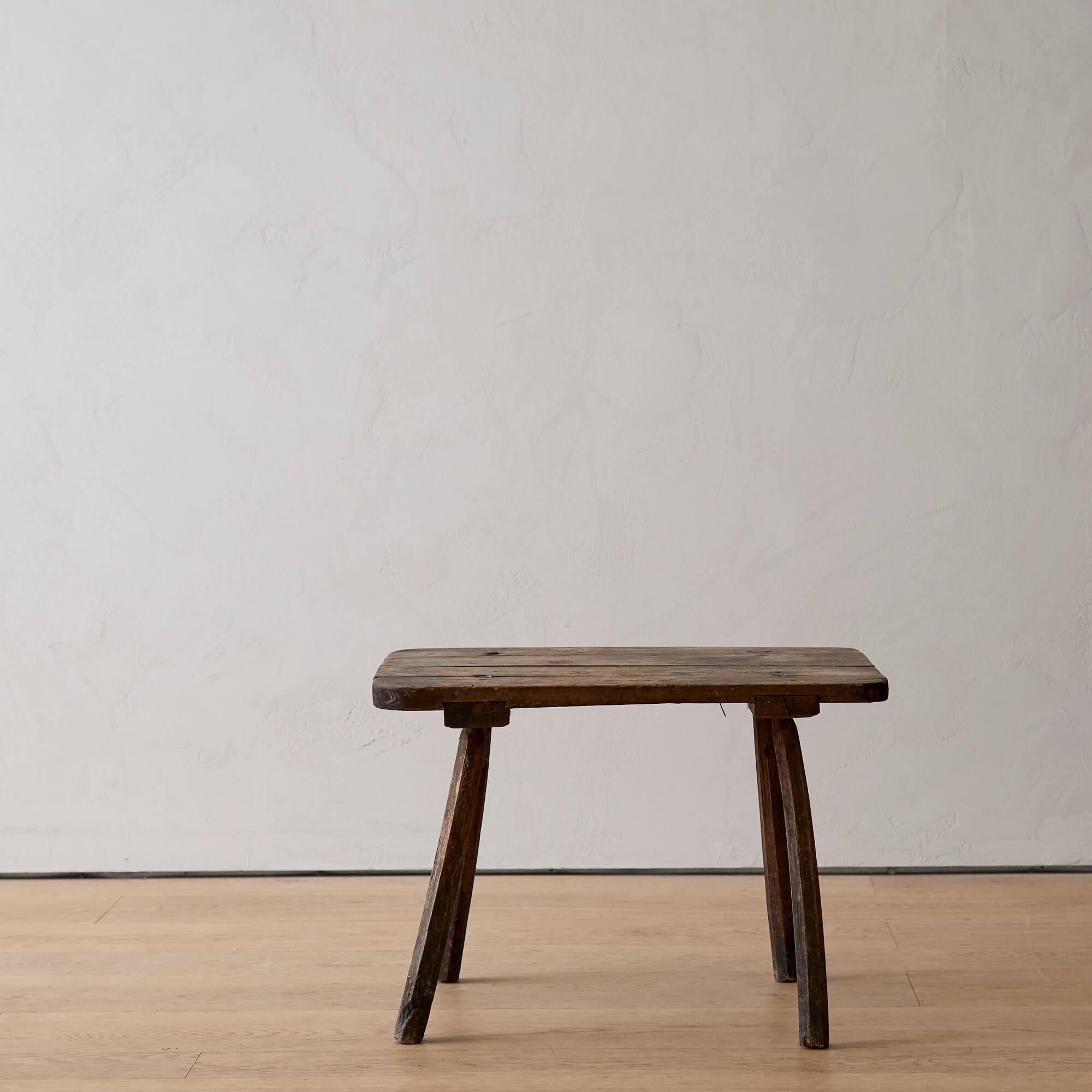 XIX secolo Tavolino svedese rustico in vendita