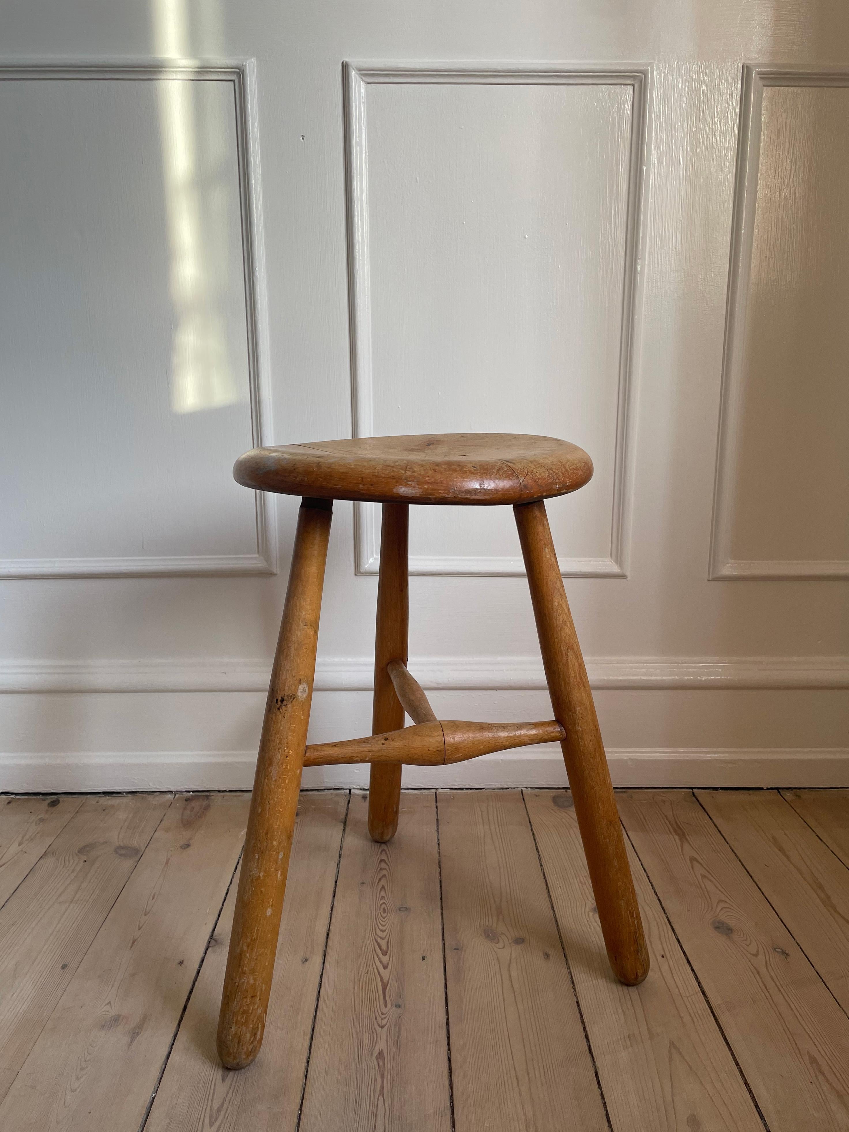 Tabouret ou table d'appoint en bois rustique de style bohème à trois pieds. Entièrement stable avec patine et signes d'usure et d'âge. Fabriqué en Suède dans les années 1950.