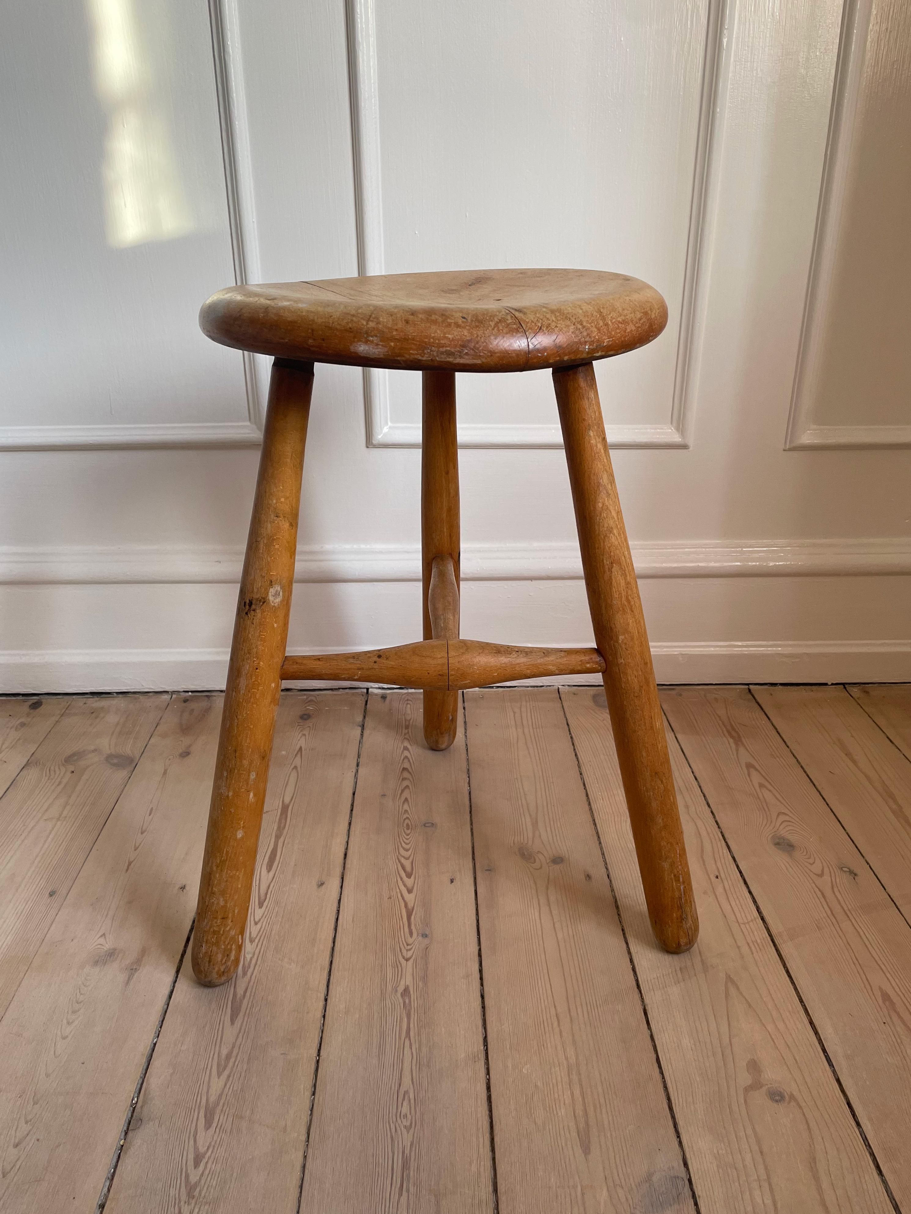 Mid-Century Modern Tabouret suédois rustique vintage en bois à trois pieds, table d'appoint, années 1950 en vente