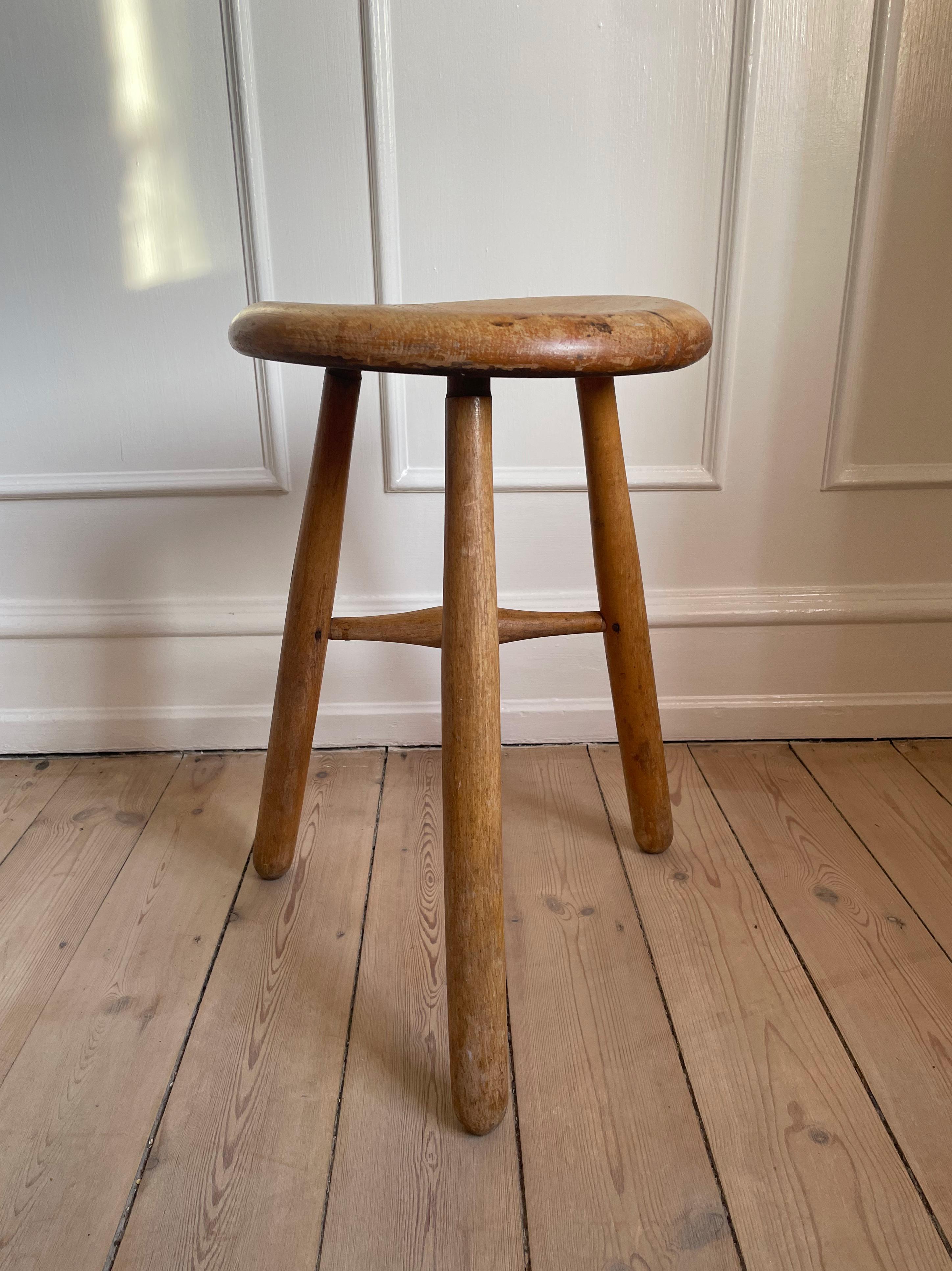 Suédois Tabouret suédois rustique vintage en bois à trois pieds, table d'appoint, années 1950 en vente